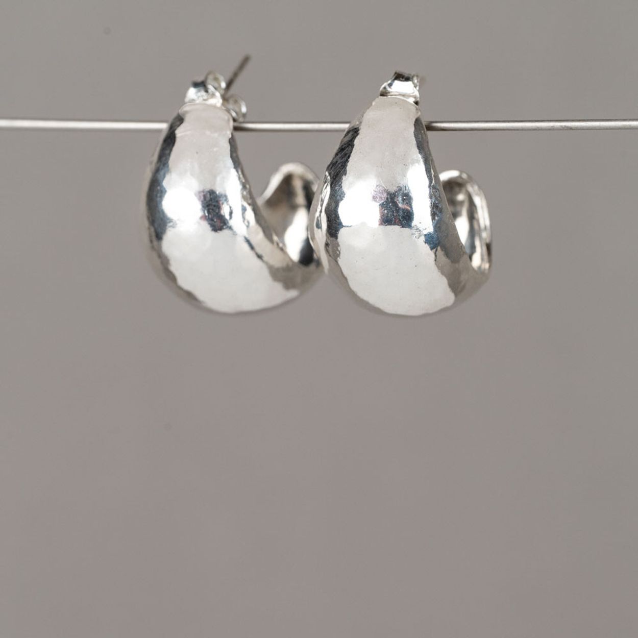 Oorbellen gemaakt van 925 sterling zilver. Deze hoops kunnen perfect gecombineerd worden met de andere shiny zilveren sieraden van Jeh Jewels!