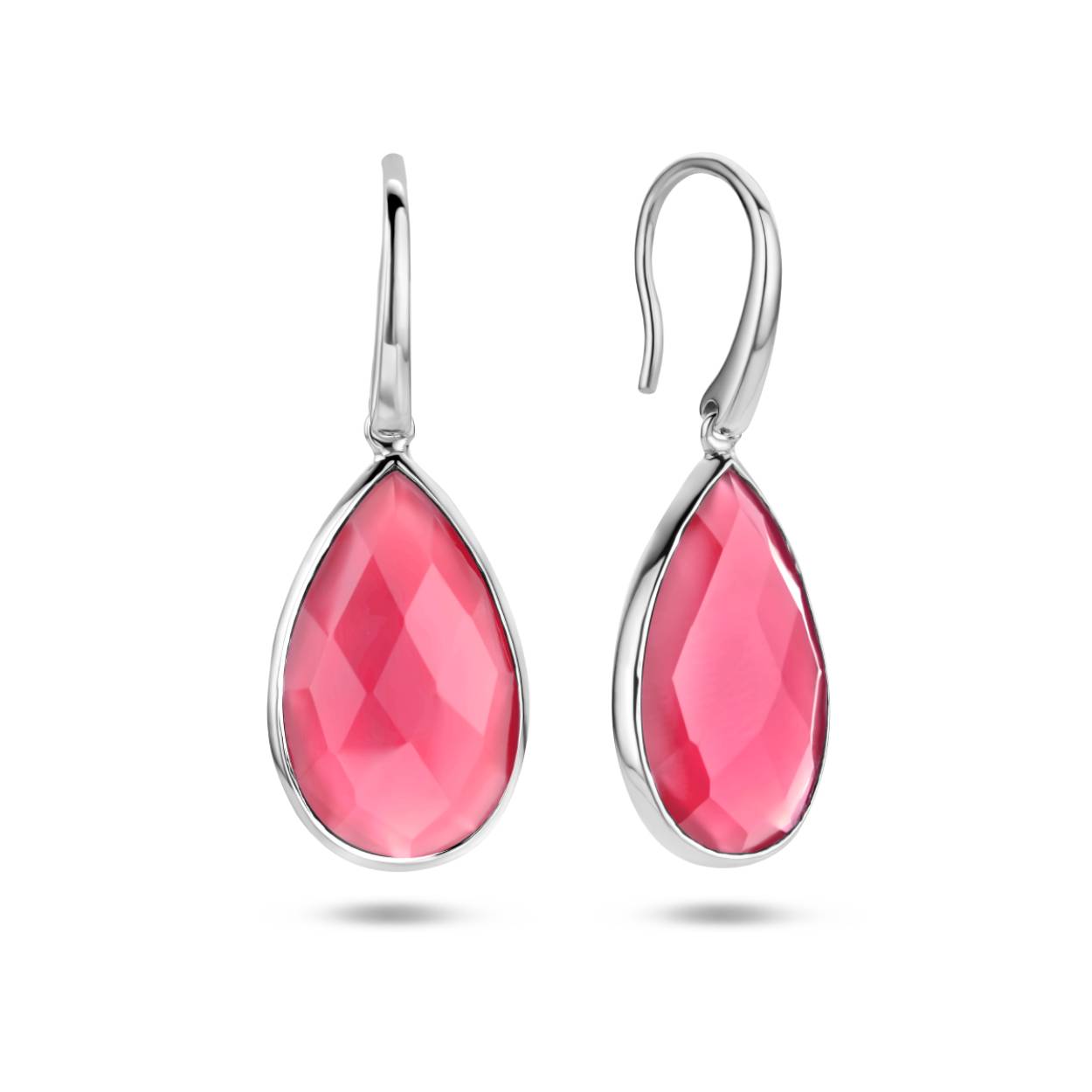 Gerhodineerd 925 zilveren oorhangers uitgevoerd met margenta gekleurde kwarts. De kwarts stenen hebben een totaal steengewicht van&nbsp;12.00ct (2x 6,00ct)