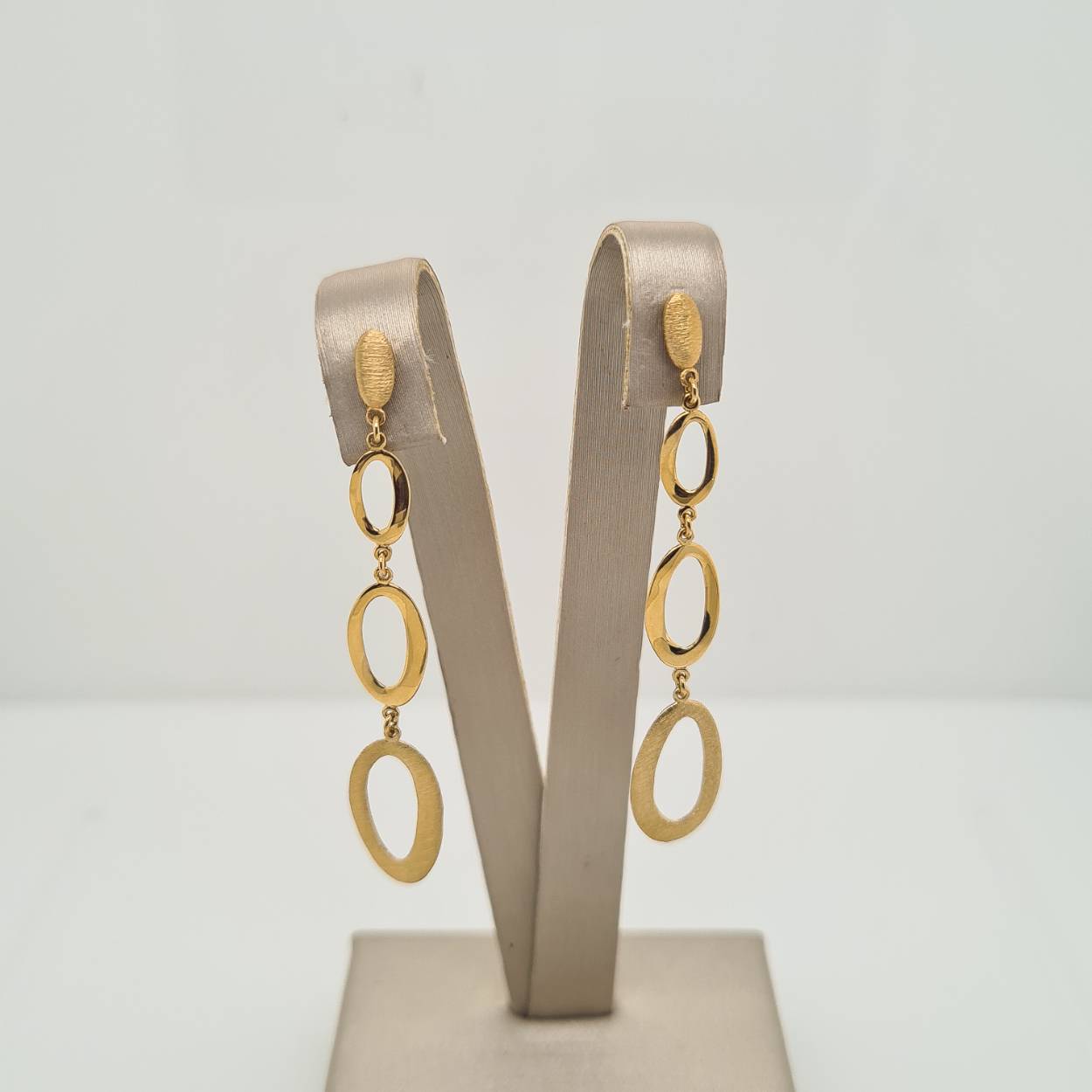 14k Geelgouden oorhangers met een totale hoogte van 51mm.