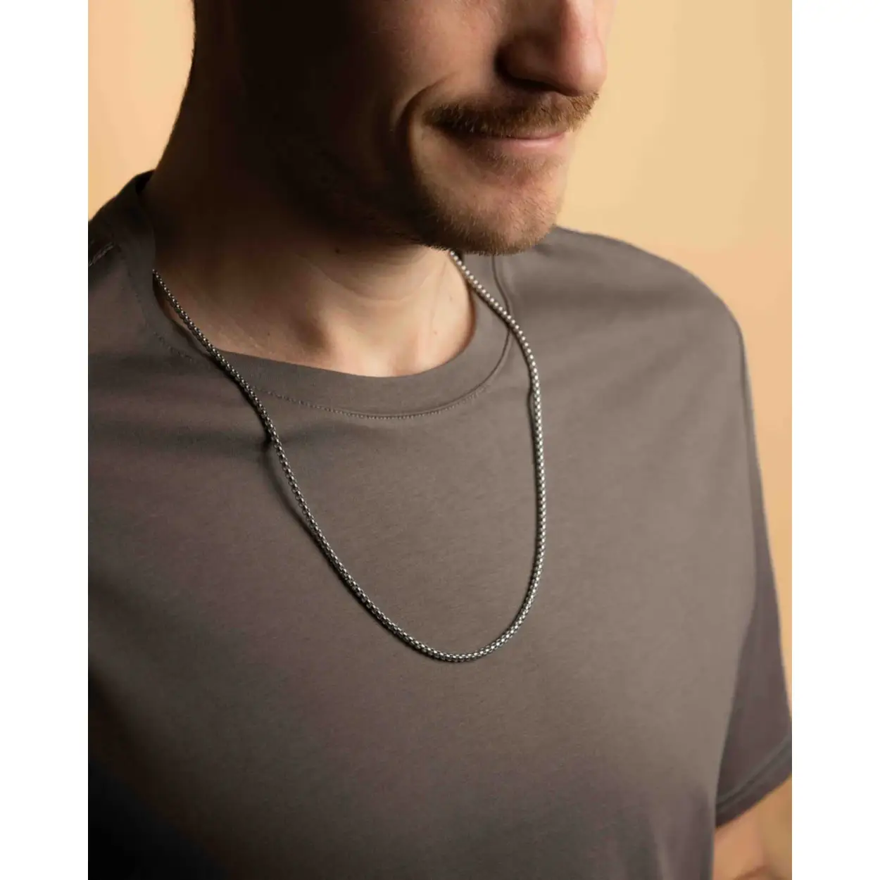 De Vita Silver halsketting is een boxketting van 3mm met een gepolijste zilveren afwerking. Hij is gemaakt van 316L roestvrij staal en is zeer licht en duurzaam. Je kan deze ketting dag in dag uit zonder zorgen dragen. De lengte van de ketting is 54 cm en heeft een verlengketting van 10 cm die je indien nodig kunt toevoegen.