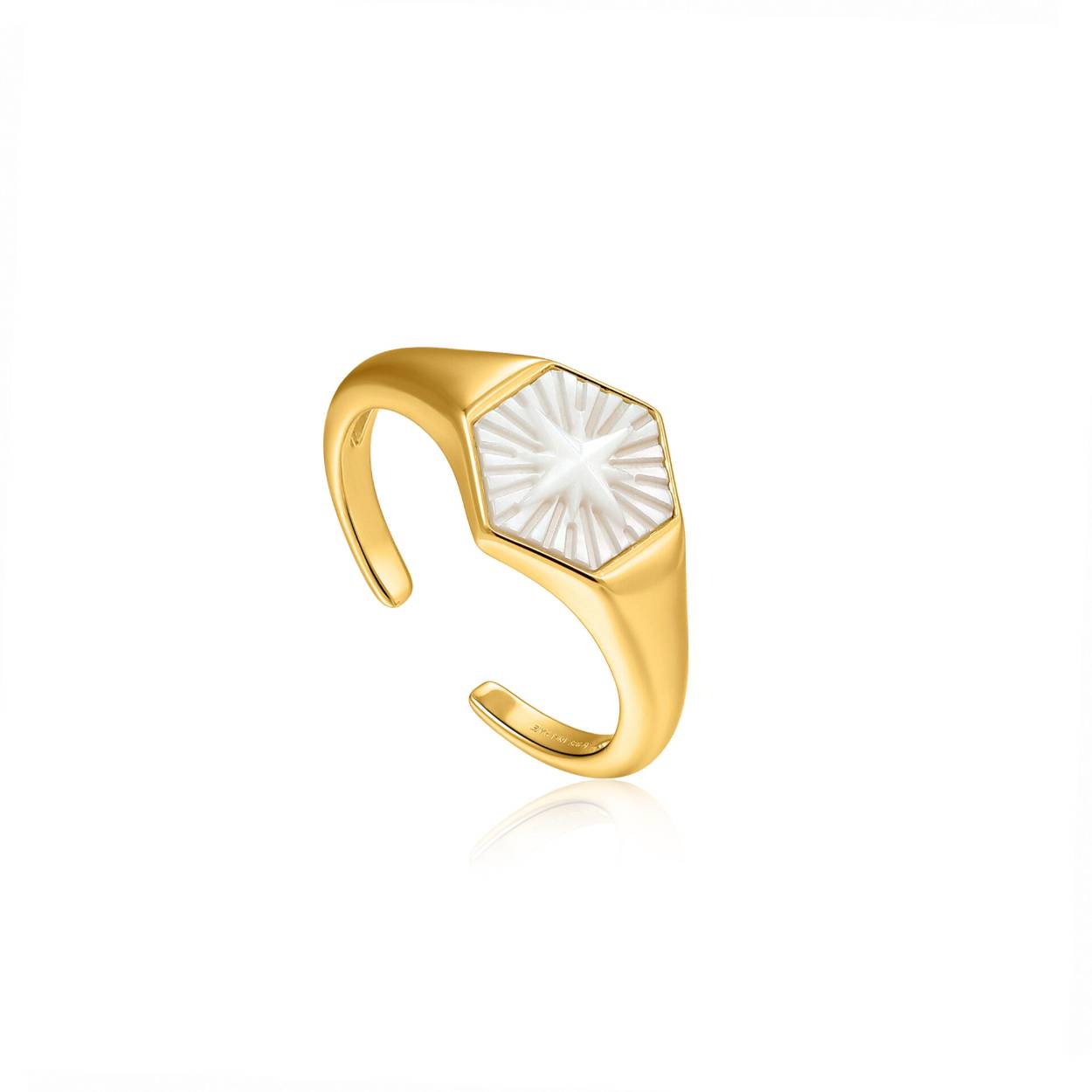 Deze prachtige 14K gold plated ring uit de Wild Soul collectie mag niet in jouw sieradencollectie ontbreken! De ring bestaat uit een embleem in parelmoer met hierin een unieke gravering. Daarnaast is de ring verstelbaar, waardoor het vinden van de juiste maat gemakkelijker is dan ooit. Door onderaan de band de twee uiteindes naar elkaar toe te knijpen of wijder te buigen maak je de ring eenvoudig passend voor elke vinger. Prachtig in combinatie met de andere sieraden uit deze collectie.