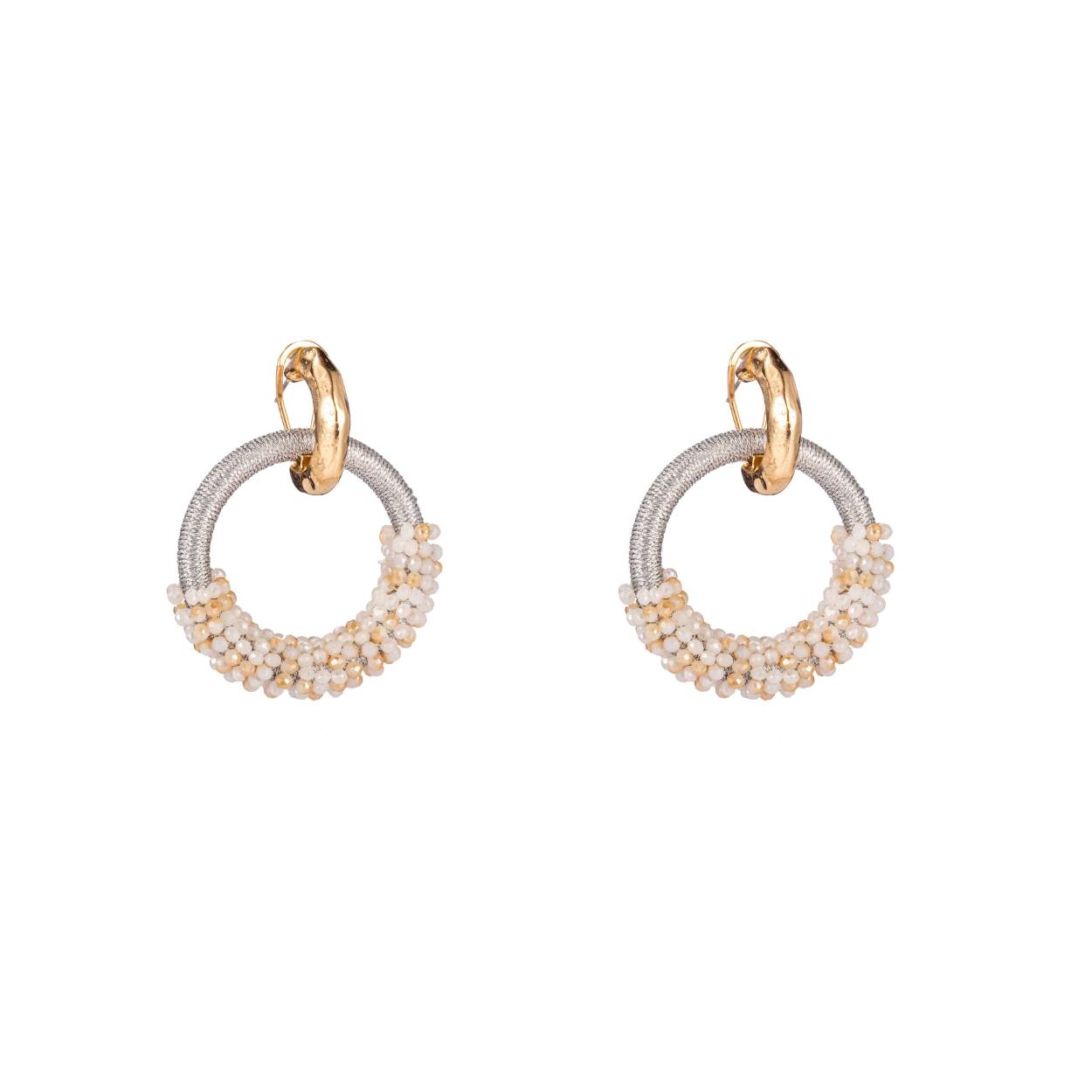 Van grote statement oorbellen tot klassieke oorringetjes of – knopjes - in onze collectie komen oorbellen in alle soorten en maten terug, maar steeds van mooie kwaliteit en in lijn met de laatste nieuwe trends.

Half Circle Beads