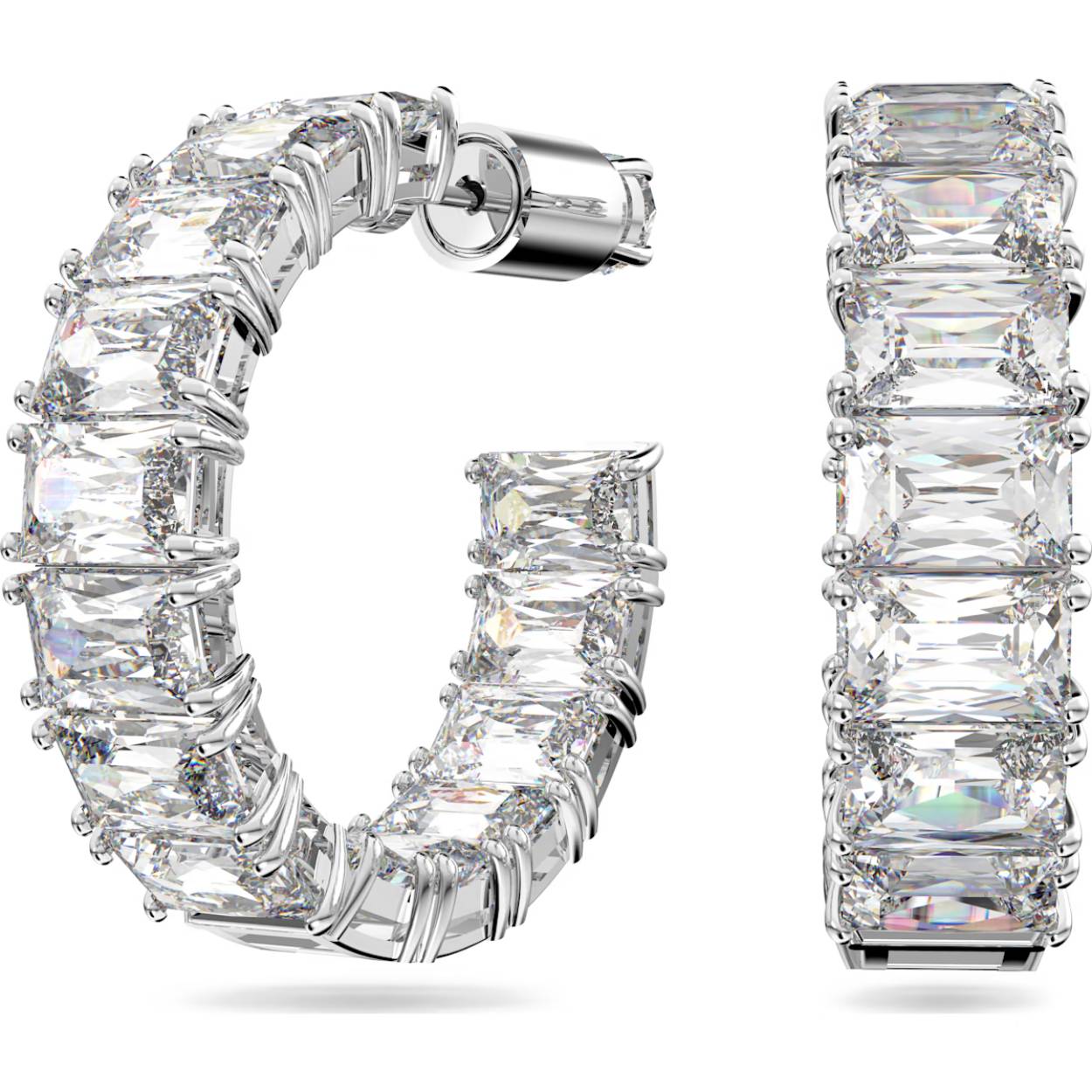 Een klassiek ringdesign met een schitterende twist: deze elegante set bevat een rij stenen met een Octagon-slijpvorm op een fijn frame met rhodium plating. Geef elke look een magisch accent, zowel overdag als avonds. Deze oorsieraden maken onderdeel uit van de Millenia-lijn en zijn ontworpen door Creative Director Giovanna Engelbert voor Collection III.
