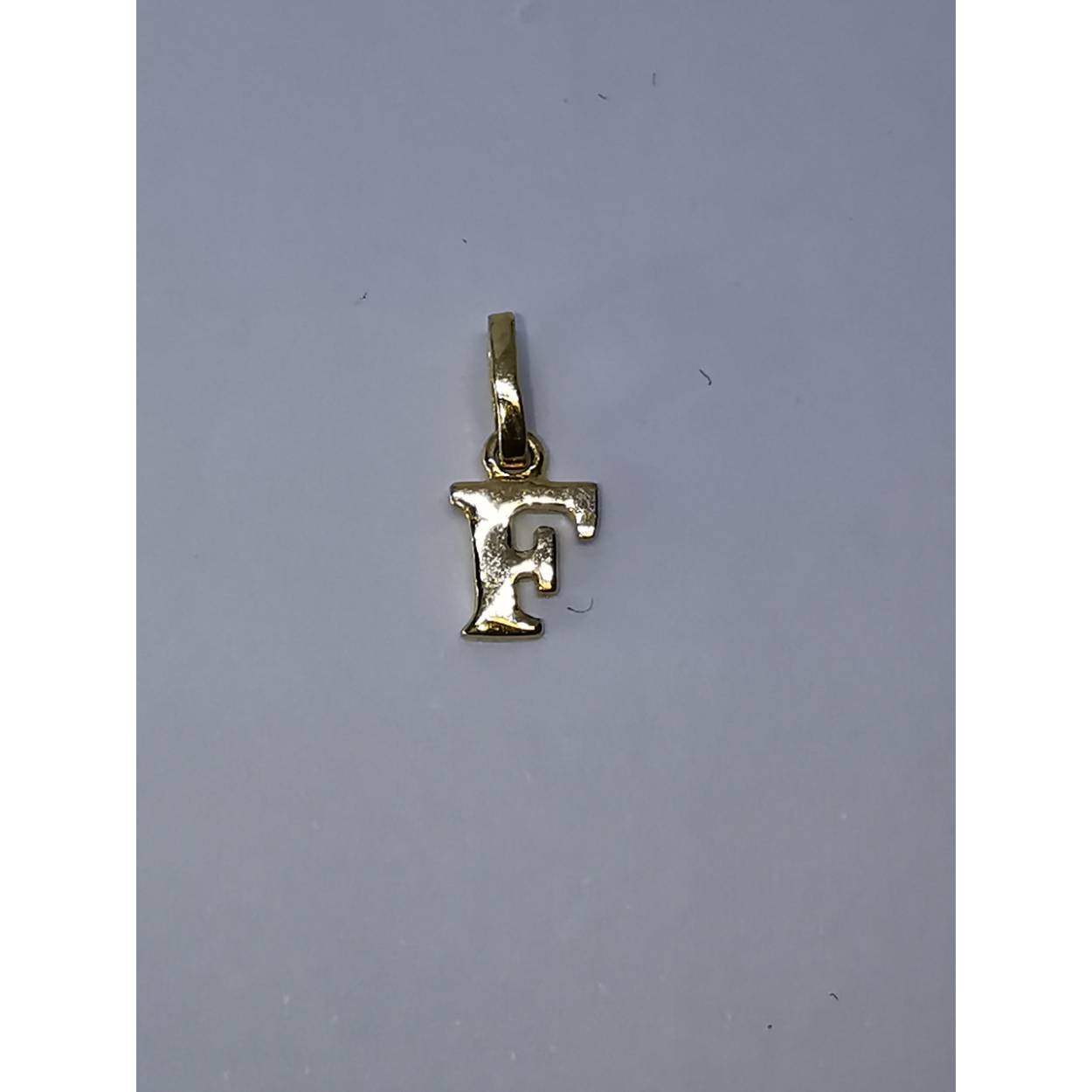 18 karaat geel gouden letter F hanger.