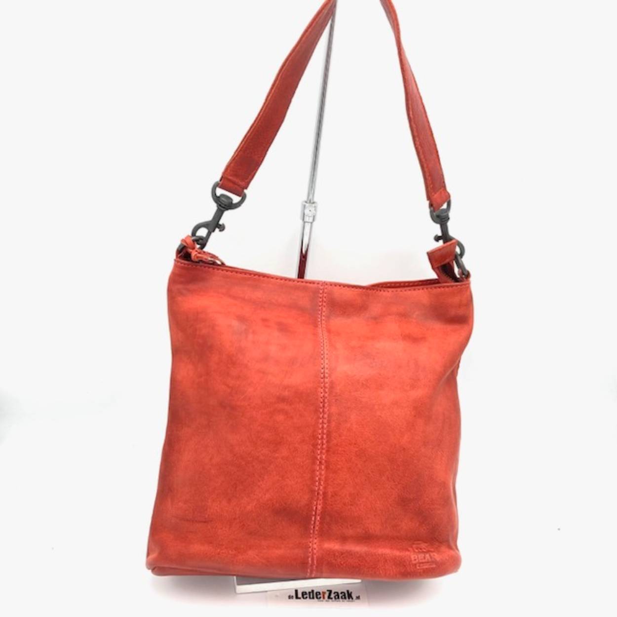 Zacht lederen schoudertas welke ook kort maar ook als cross body is te dragen. Deze damestas is voorzien aan de achterzijde van een handige rits. Onder de toprits zit een steekvak, 2 pennenvakken en een ritsvak. Deze damestas is gewoon multifunctioneel en geschikt voor iedere outfit.
Leer is een natuurproduct. Er kunnen onregelmatigheden en kleurafwijkingen in de tas voorkomen.

Afmetingen:
Hoogte 26cm x breed 26cm x diep 9cm