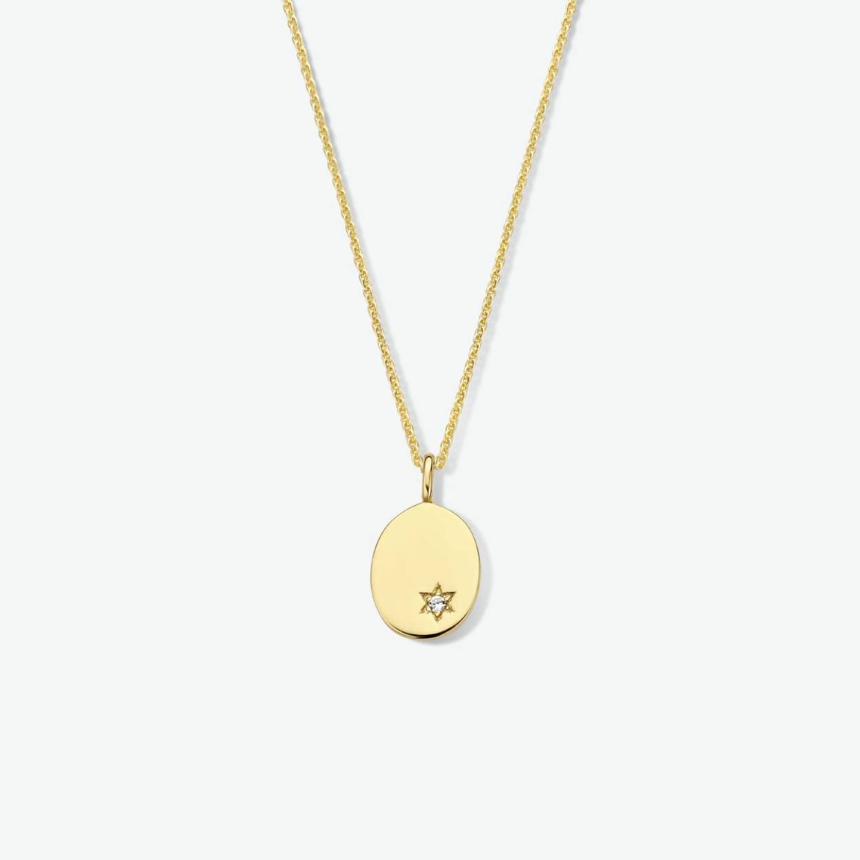 Geelgoud op 925 zilveren collier uitgevoerd met een ovale hanger, zirkonia en een karabijn sluiting. Het collier heeft een draaglengte van 41cm en een extensie van 4cm. Geen garantie op plating.