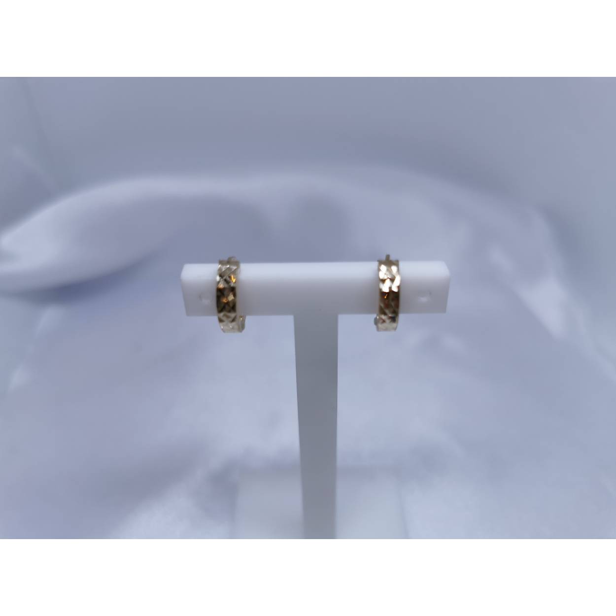 14 Karaat geelgouden gediamanteerd oorringen

10 mm doorsnede 
2 mm breed
0.9 gr