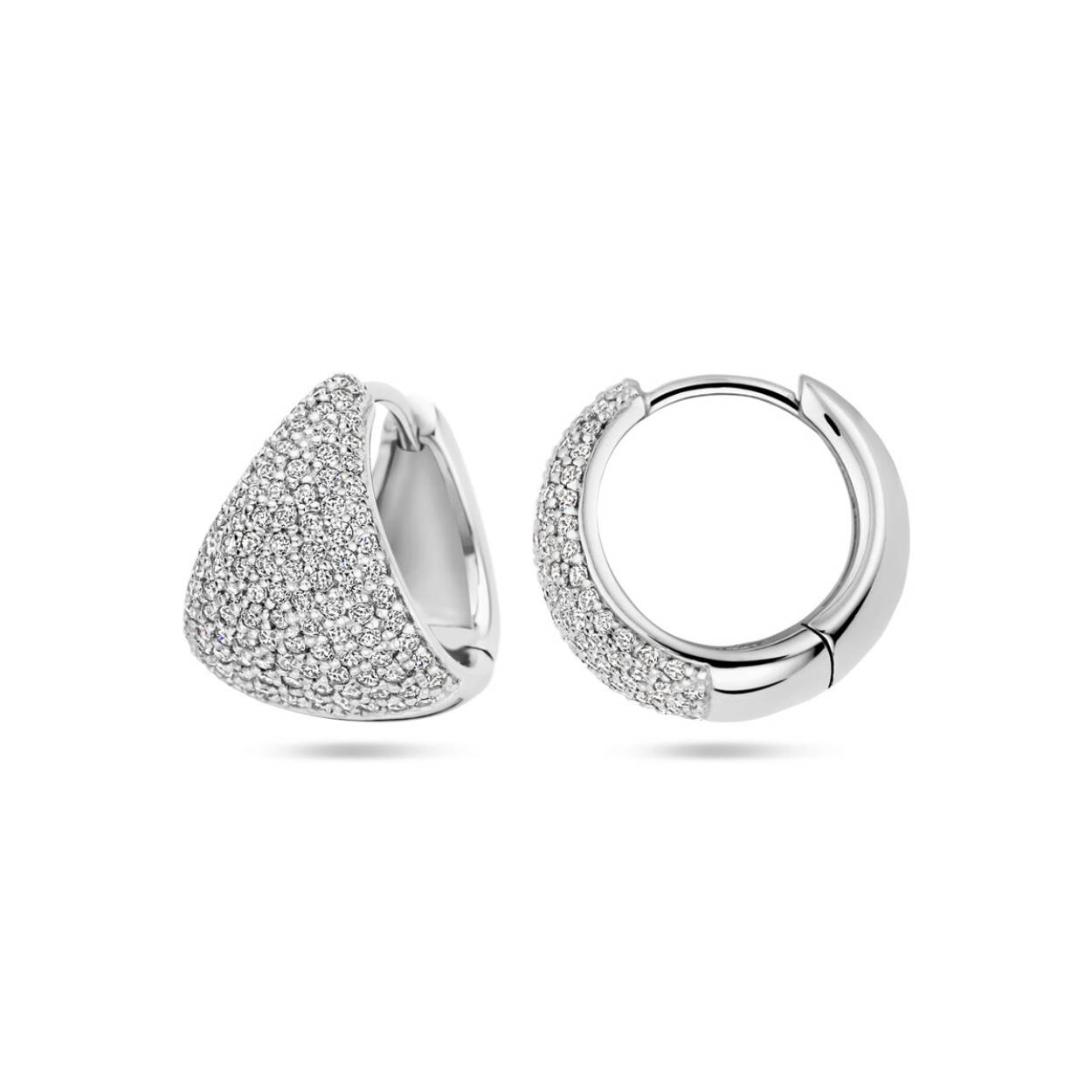 Gerhodineerd 925 zilveren klapoorringen uitgevoerd met zirkonia. De oorringen hebben een afmeting van 15x12.5mm.