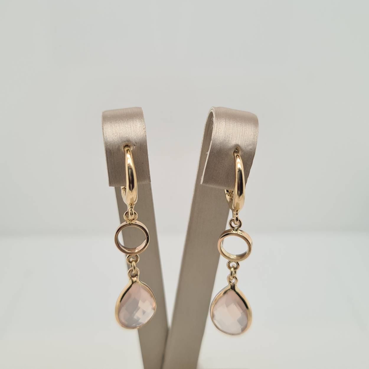 Prachtige 14 karaat gouden oorsieraden met pink quartz. 
