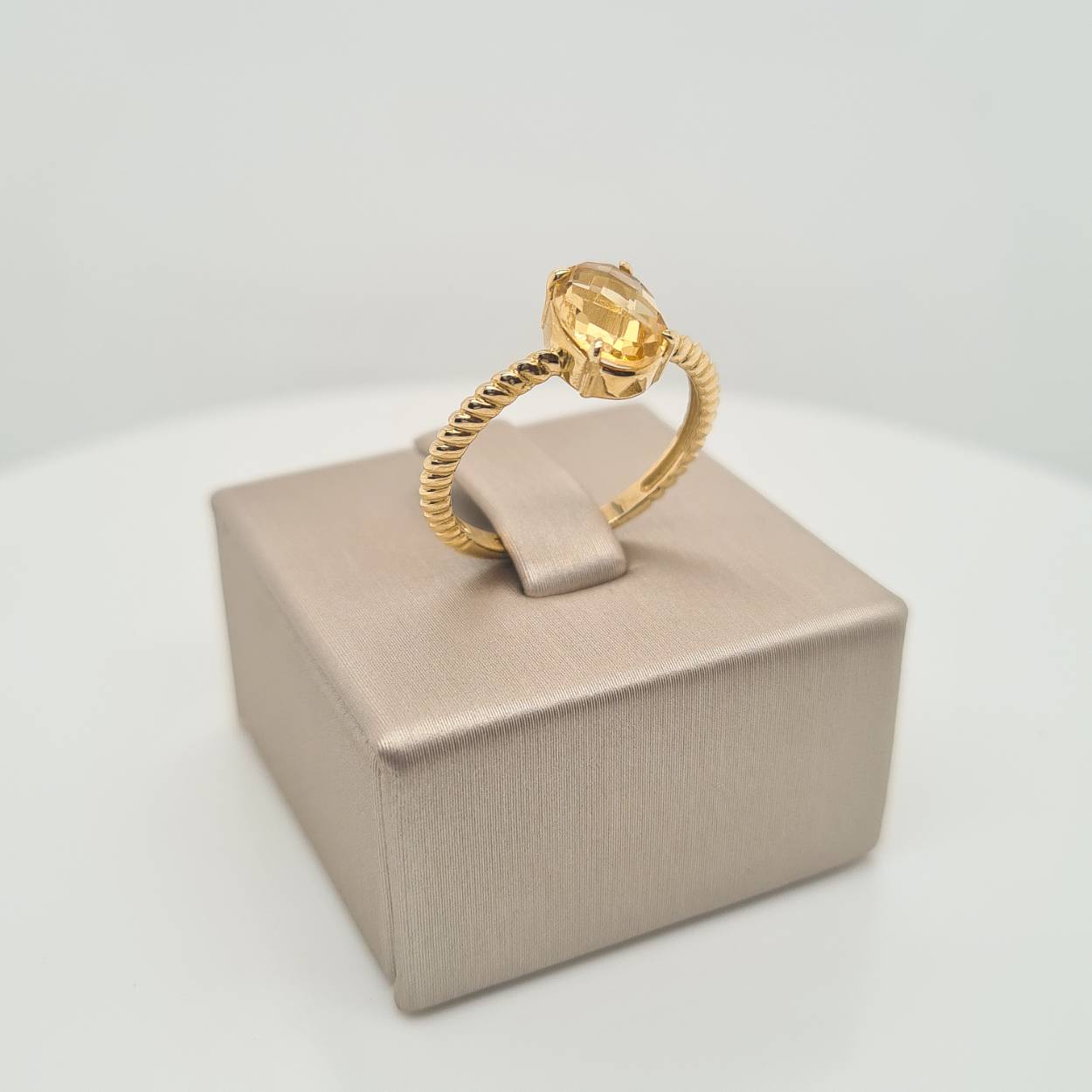 14lrt geelgouden ring uitgevoerd met citrien. De steen heeft een afmeting van 8x6mm. De maat van de ring is 54 ( 17 1/4 ). Heeft u een andere maat, neem dan gerust contact met ons op.
