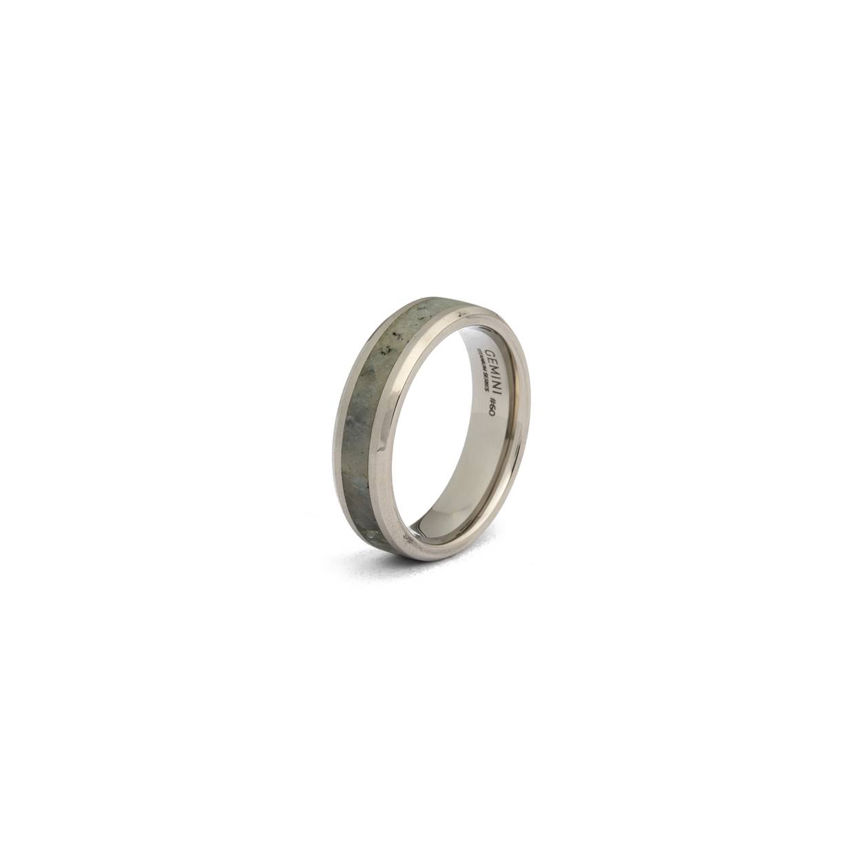 Deze Rota Light Grey ring is gemaakt met titanium en grijze Larvikite steen uit Noorwegen. Deze steen is ideaal om je te beschermen tegen slechte invloeden en om dingen vanuit een hoger perspectief te benaderen.

Waarom hebben we voor titanium gekozen?
- Het is vederlicht
- Het is supersterk
- Het is een exclusief materiaal dat ook wordt gebruikt in raceauto's, motorboten en ruimtevaart

De ring heeft een comfortabele pasvorm en is zeer comfortabel om te dragen. Door het lichtgewicht titanium draag je deze ring zonder problemen dag in dag uit.

De naam 'Rota' is afgeleid van het Latijn en betekent 'wiel'. Het is een subtiele verwijzing naar de dubbele ronde afwerking aan de buitenzijde van deze titanium ring