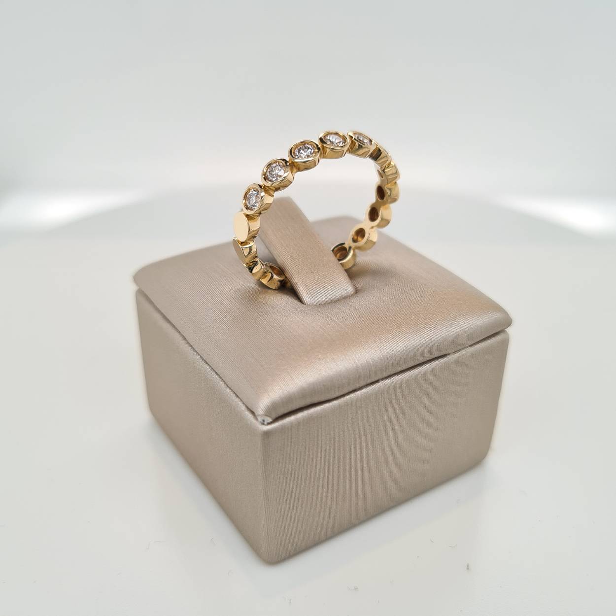 Prachtige 14krt gouden ring met diamant, 0,39crt H Si. De maat van de ring is 56 (17 3/4). Heeft u een andere maat, neem dan contact met ons op.

