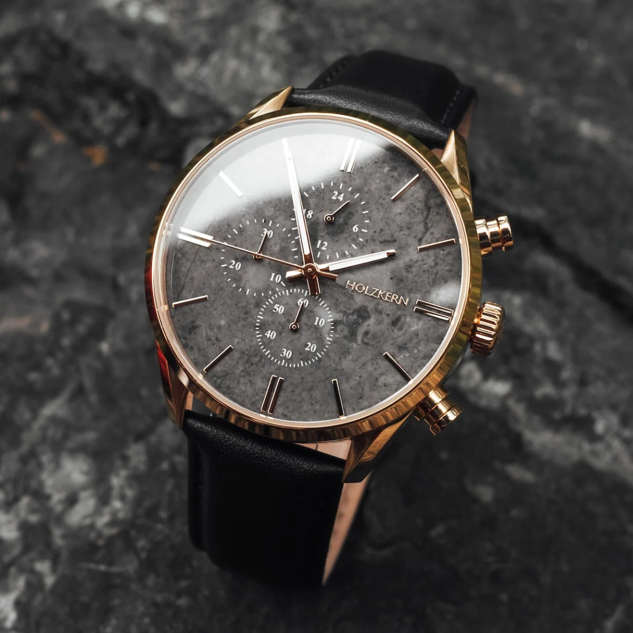 Ieder mens is uniek en er bestaan ​​uiteraard ook heel verschillende soorten intelligentie.

Ons Existential horloge van grijs marmer en goudkleurig roestvrij staal is gewijd aan existentiële intelligentie. Het wordt toegeschreven aan mensen die het talent hebben om het grotere geheel te overzien en goed kunnen inschatten hoe beslissingen de toekomst zullen beïnvloeden.