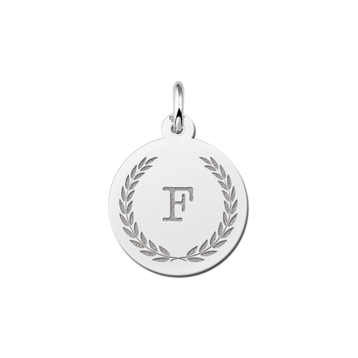 Zilver letter hanger met vredestak.

Deze hanger kan u bestellen met Initiaal naar keuze.
U kan bij het afrekenen, bij het kopje opmerkingen vermelden welke initiaal er op gegraveerd mag worden.  (bijvoorbeeld: letter A ) 

Bij eventuele andere vragen kunt u ons telefonisch bereiken.

Levertijd ongeveer: 14 dagen. 
U word op de hoogte gehouden over het leveringsproces.

Is deze mooie hanger met letter van zilver een cadeautje voor jezelf of voor iemand anders? 
Bekijk ons assortiment voor bijpassende sieraden.