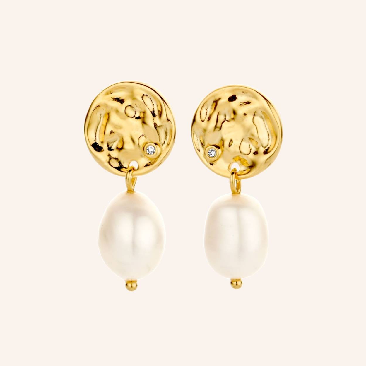 Hammered amulet studs with 2x white diamonds and 2x baroque pearls, a signature everyday casual chic style.


Ref: M1608 | Earrings | 925 Sterling Silver | 25.30 x 12.00 x 1.20 mm | Fresh Water Barok Pearl: 2pc , White Diamond: 2pc
