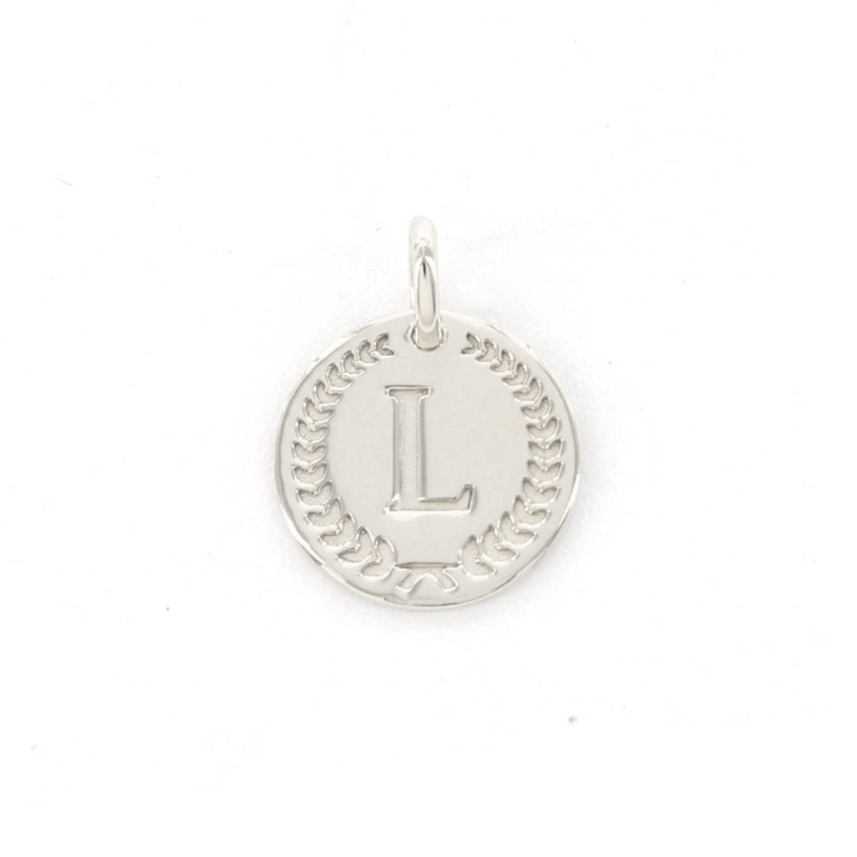 Voor deze hanger heb je een Imotionals ketting nodig. Imotionals kettingen hebben een klein oogje dat door de hanger past.

De collectie hangers en bedels van Imotionals bestaan uit initialen en symbolen. Kies je collier en bedel(s) naar keuze en creëer zo je gepersonaliseerde Necklace.  Je schuif de bedel aan het collier, de lengte kun je zelf bepalen, en hoe leuk is is om 2 of 3 lengtes samen te dragen. Creëer your own Necklace Party.

Imotionals is een zilveren sieradenlijn bestaande uit dunne colliers en hangertjes, het laatste in de vorm van initialen en symbolen. waarmee je door middel van colliers, initialen en symbolen expressie geeft aan jou gevoelens of gedachten.

Een letter sieraad zorgt ervoor dat je jouw look een persoonlijke touch kan geven. Kies voor je eigen letter of de letter van je beste vriendin, vriend, moeder of iemand anders die je dierbaar is. Je kunt er zelfs een hele naam aan hangen, met bijvoorbeeld een hartje of sterretje symbool voor extra betekenis. Ook mega leuk om te geven als cadeautje. Get it before it's gone!