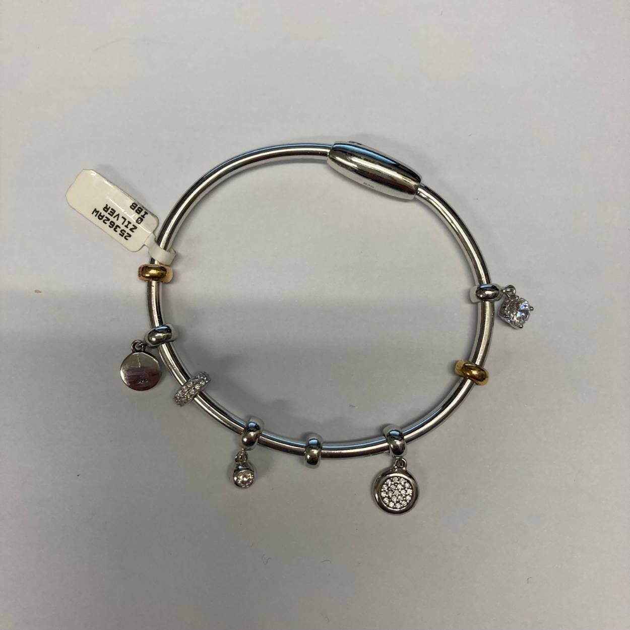 Deze armband is van het merk Moments. Het is een damessieraad gemaakt van zilver. De armband is zilver van kleur.