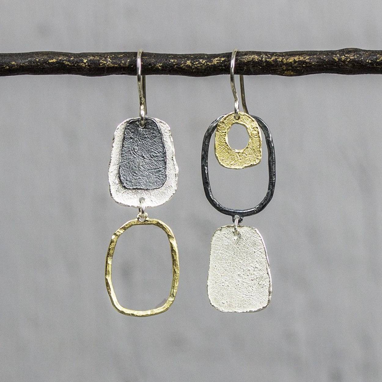 Oorhangers gemaakt van 925 sterling zilver, geoxideerd zilver en zilver verguld. Ondanks dat beide oorbellen anders zijn, vormen zij een paar!

Materiaal: Geoxideerd zilver
Op dit sieraad is gebruik gemaakt van geoxideerd zilver, dit is een oppervlakte bewerking. Het is mogelijk dat de geoxideerde laag na verloop van tijd door slijtage vervaagd.

Materiaal: 925 sterling zilver
De glans van 925 sterling zilver maakt het een gewild edelmetaal voor de vervaardiging van sieraden. Het bestaat uit 92,5% puur zilver en 7,5% koper. Puur zilver is een zacht en buigzaam materiaal, het koper in 925 sterling zilver zorgt voor de stevigheid. De sieraden van Jéh Jewels zijn nikkel vrij.

Materiaal: 14 karaat zilver verguld
Vergulden is het bedekken van een voorwerp met een laagje goud. Dit artikel is door een goudbad gehaald wat ervoor zorgt dat het zilver volledig bedekt wordt met een laagje 14 karaats goud. Resultaat een mooie glanzende afwerking met een laagje echt goud wat ook wel silverplated of goldplated wordt genoemd.