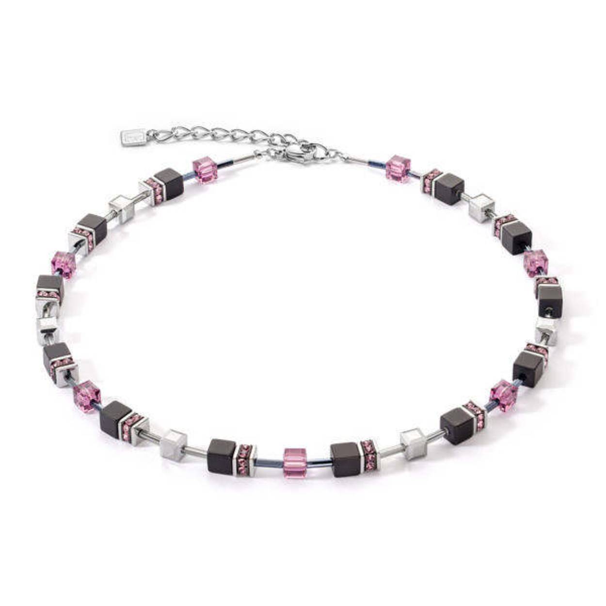 Tijdloos mooi met een vleugje kleur. Voeg een vleugje kleur toe met deze creatie in zilver, heldere bes en zwarte onyx. Liefdevol handgemaakt in onze studio.