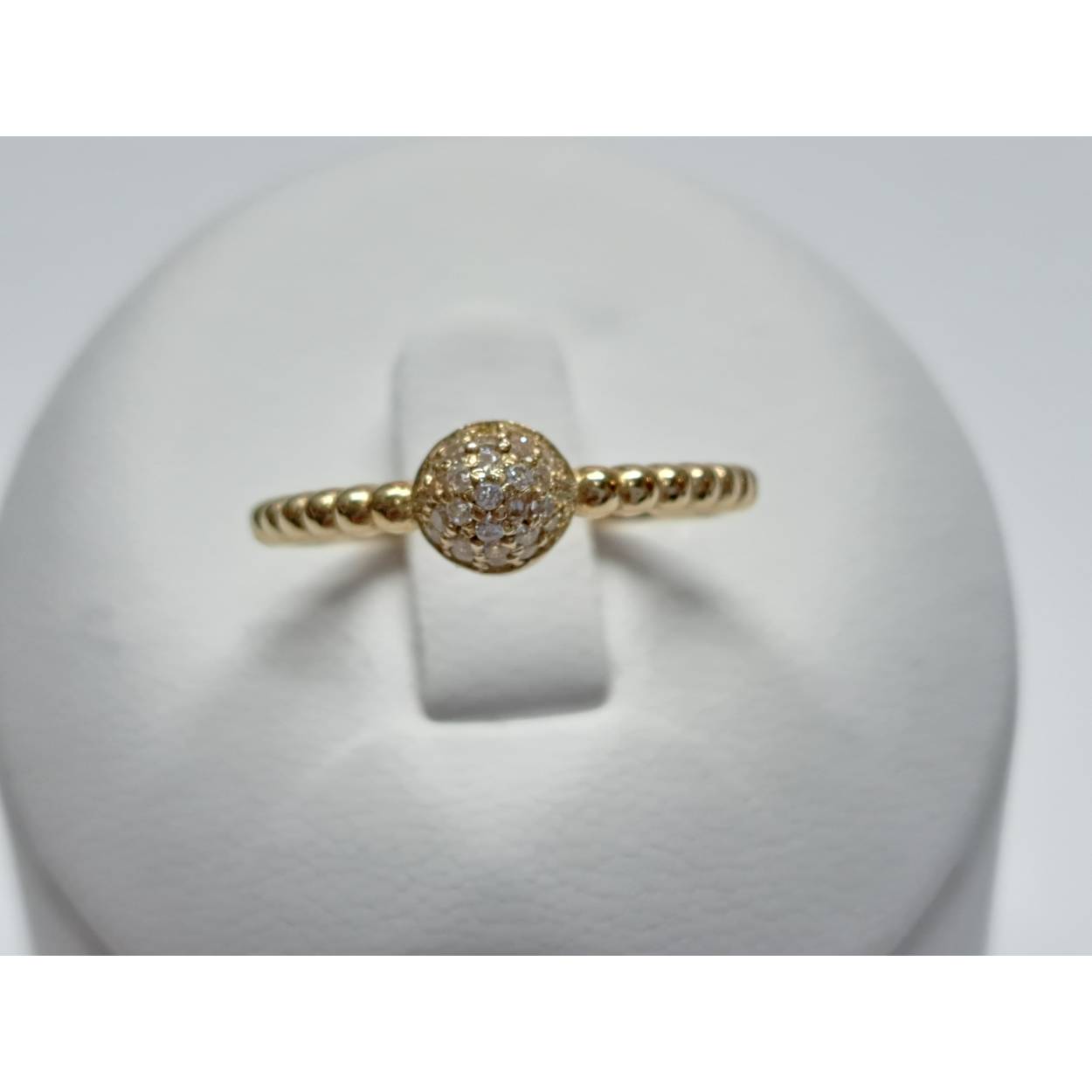 14 Karaat geel gouden ring in een bol vorm bezet met zirkonia.