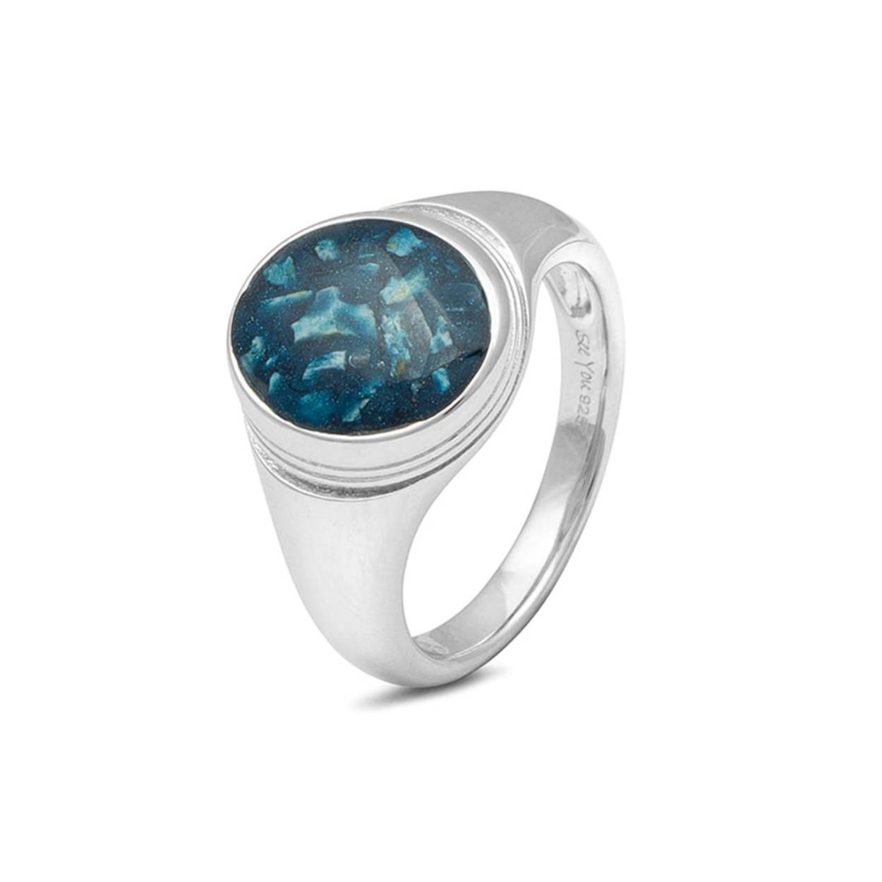 Zilveren ring. Dit sieraad wordt zichtbaar aan de voorkant gevuld met as en wordt vermengd met onze speciale hars. U kunt dit helaas niet zelf. Wij kunnen dit, desgewenst in uw bijzijn, voor u vullen. Ook hebben wij dan de mogelijkheid om samen met u de kleur te bepalen. Zoals te zien op de foto's is het ook mogelijk om een vingerafdruk te laten zetten op deze ring. In dit sieraad is het zelfs mogelijk om een gravure te laten plaatsen. In de omschrijving vindt u de verschillende mogelijkheden.