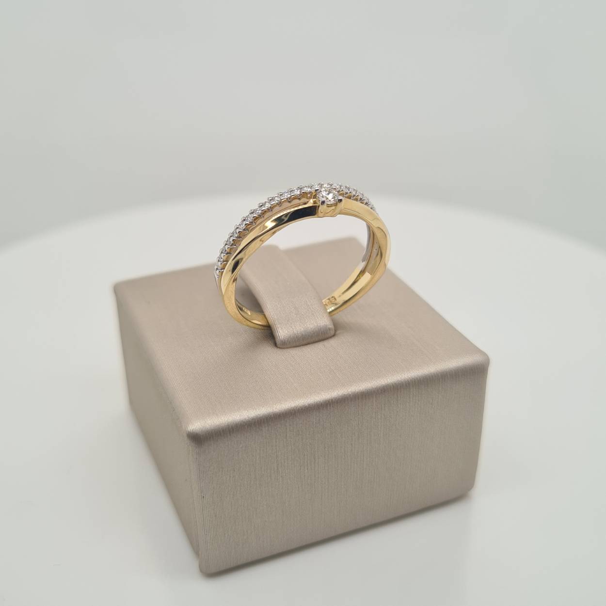 Prachtige 14krt gouden ring met diamant 0,17crt H Si.

Deze ring is maat 54, heeft u interesse in een andere maat? Neem dan contact met ons op