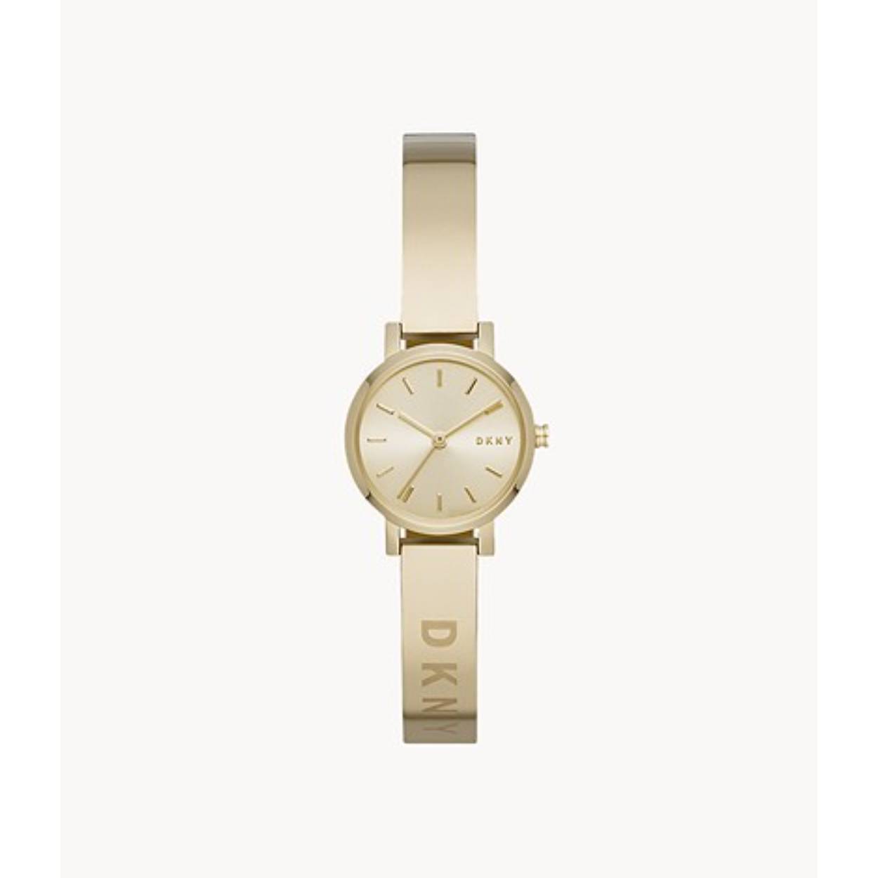 Dit DKNY horloge, uit de Soho collectie heeft een vergulde stalen band en kast. De wijzerplaat is mat goudkleurig met glanzend goudkleurige indexen