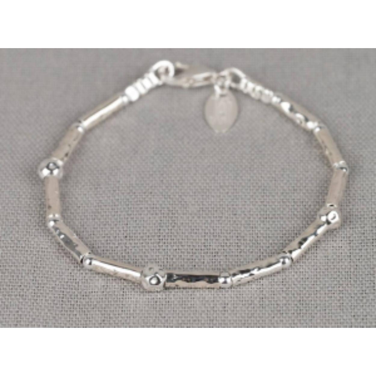 Armband gemaakt van 925 sterling zilveren balletjes en buisjes met een hamerslag afwerking .