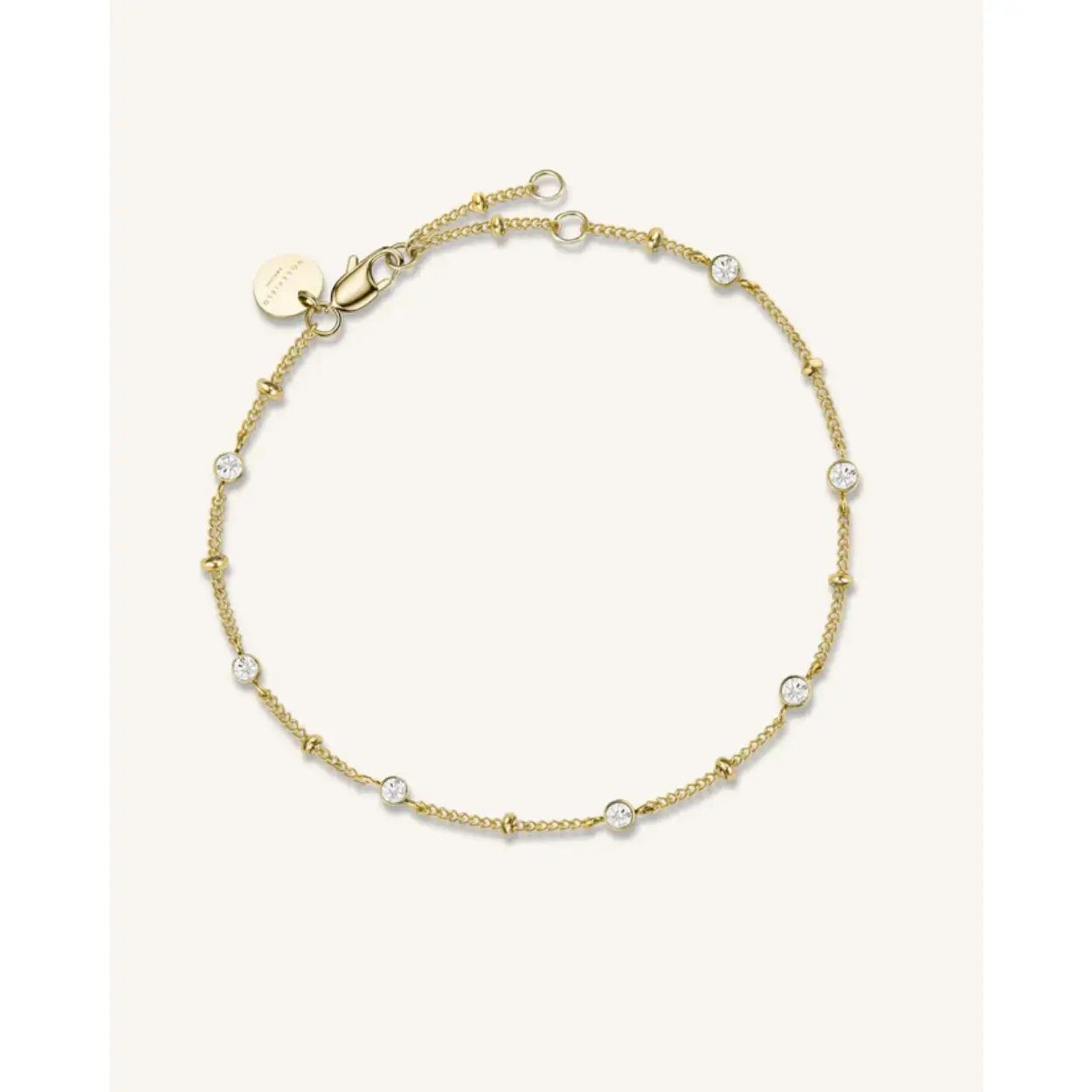 Dit prachtige armband, modelnummer JBSCG-J262, is verfraaid met schitterende kristallen en gemaakt van roestvrij staal in een goudkleur. Perfect om een vleugje elegantie toe te voegen aan zowel casual als formele outfits. Combineer het met andere goudkleurige sieraden voor een stijlvolle uitstraling of draag het alleen voor een subtiele finesse.