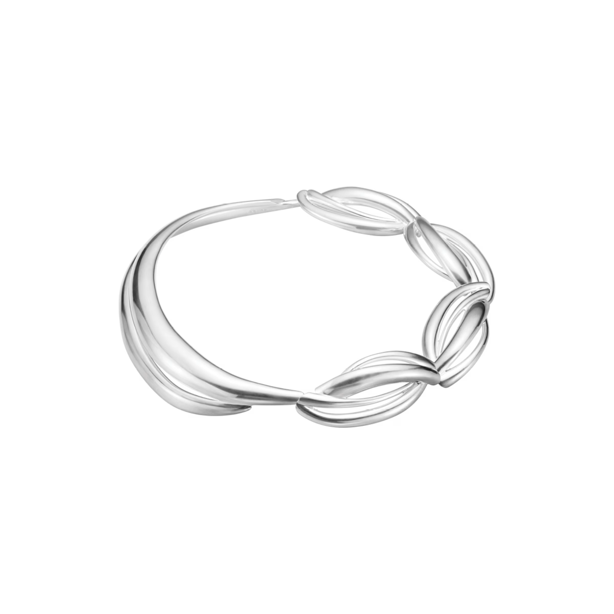 This eye-catching necklace artfully combines contrasting elements giving life to a unique and unprecedented piece of jewellery design. Beautifully contouring the neck, it features the bold and individual shapes that have come to define the Arc collection, exclusively designed by the Georg Jensen Design Studio and inspired by the House's century-spanning