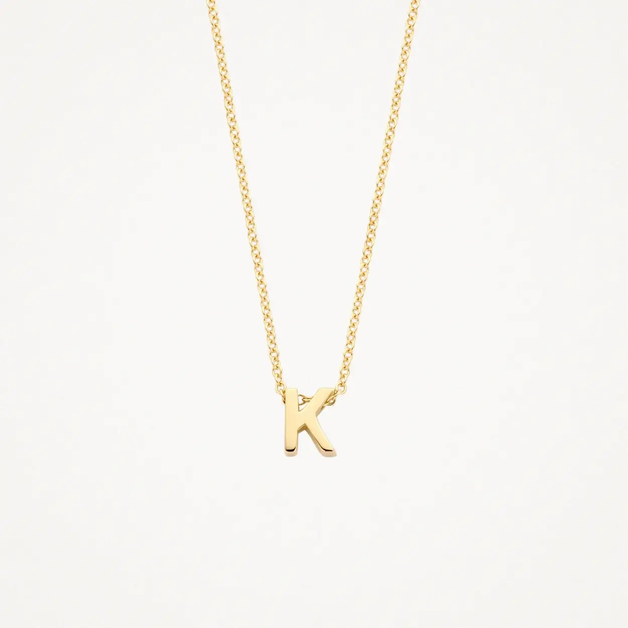 Dit 14k geelgouden collier met letterhanger is een perfecte verwijzing naar de naam van een geliefd persoon en daarmee een fantastisch cadeau. De lengte van het collier is 42 cm en de doorsnede van de hanger is 9 mm. Ook mooi in combinatie met andere sieraden uit onze collectie.