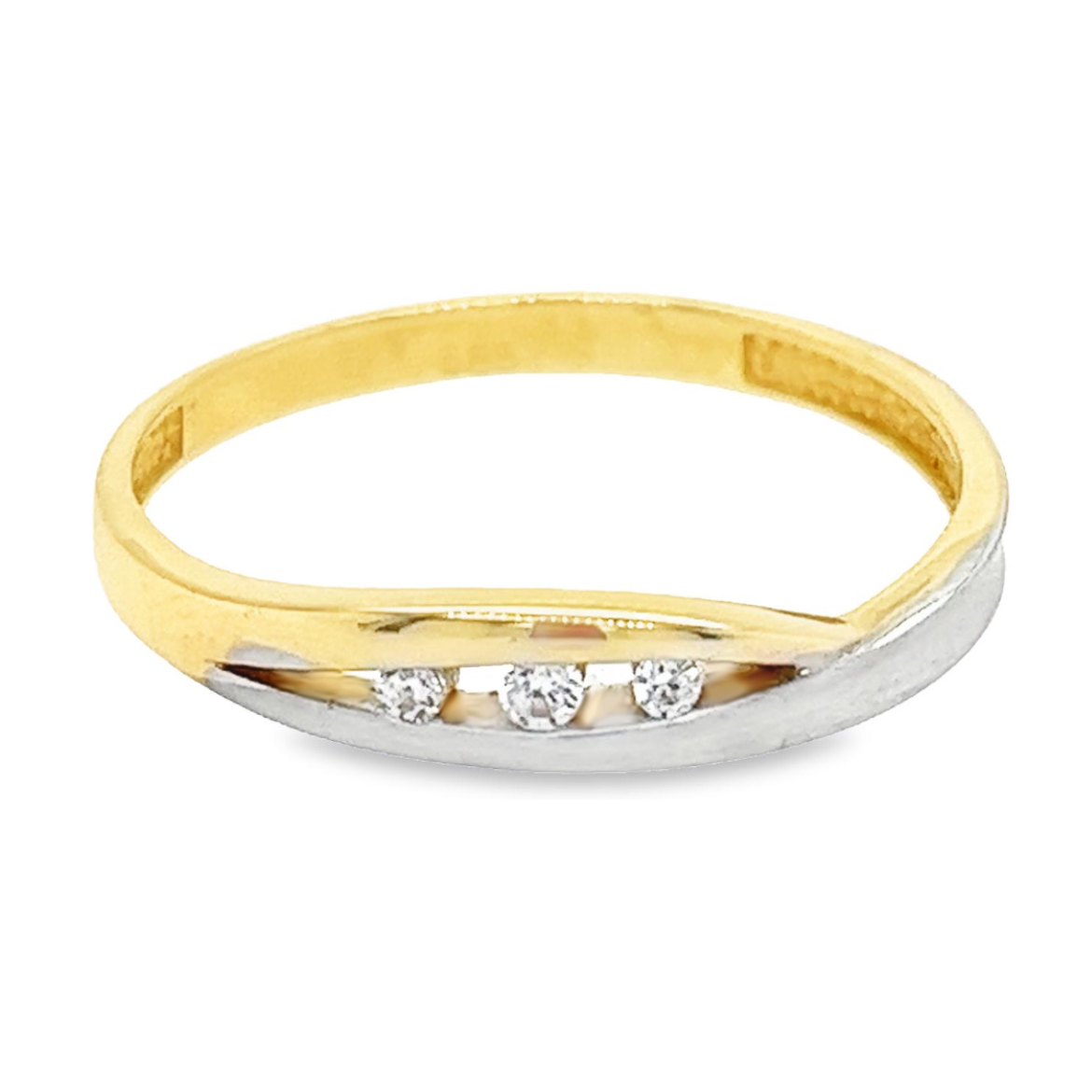 Deze bicolor gouden ring is fijn bewerkt en heeft een schitterende uitstraling. De drie zirkonia stenen zijn briljant geslepen. Het witgouden gedeelte is gematteerd en het geel gouden gedeelte is glad gepolijst, dit geeft deze ring een bijzondere uitstraling.