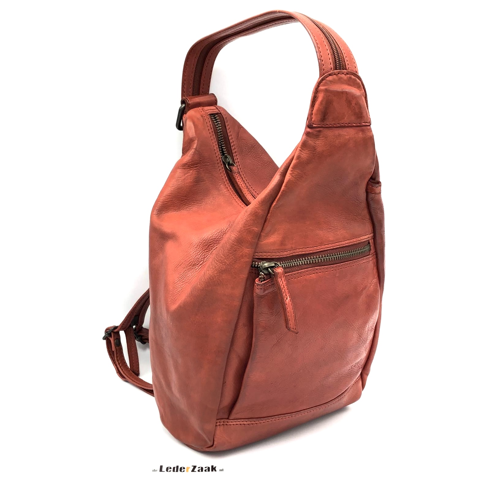 Klein rugtasje dat ook als schoudertas kan worden gedragen. Ritsvakje en telefoonvakje in de tas. Voor en achterzijde voorzien van rits. 
Afmetingen 34 cm hoog 19 cm breed 14 cm diep