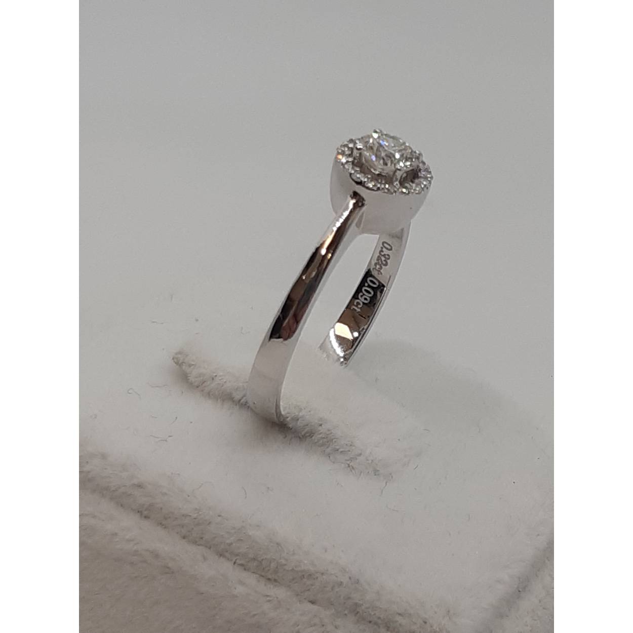 De Diamanten Verlovingsring, modelnummer BREA-0002757, is een elegante ring van 14 karaat witgoud. Deze fonkelende ring bevat 19 SI1-zuiverheid ronde diamanten van kleur F (Fijn wit+ River). Perfect om te dragen als statement piece of als romantisch geschenk. Ideaal voor dagelijks gebruik of speciale gelegenheden. Beschikbare maat: 54.