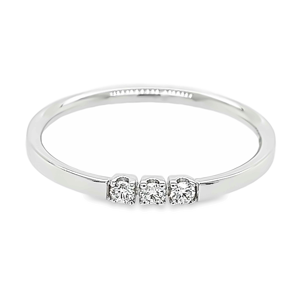 Deze witgouden ring heeft een werkelijk schitterende uitstraling. De drie briljant geslepen diamanten zorgen voor deze prachtige schittering. Het totaal karaat gewicht is 0,10 en de briljanten zijn van mooie kwaliteit met zuiverheid SI1. Een witgouden ring met echte diamant is een van de mooiste combinaties, omdat de schittering van de diamanten optimaal wit van kleur is.