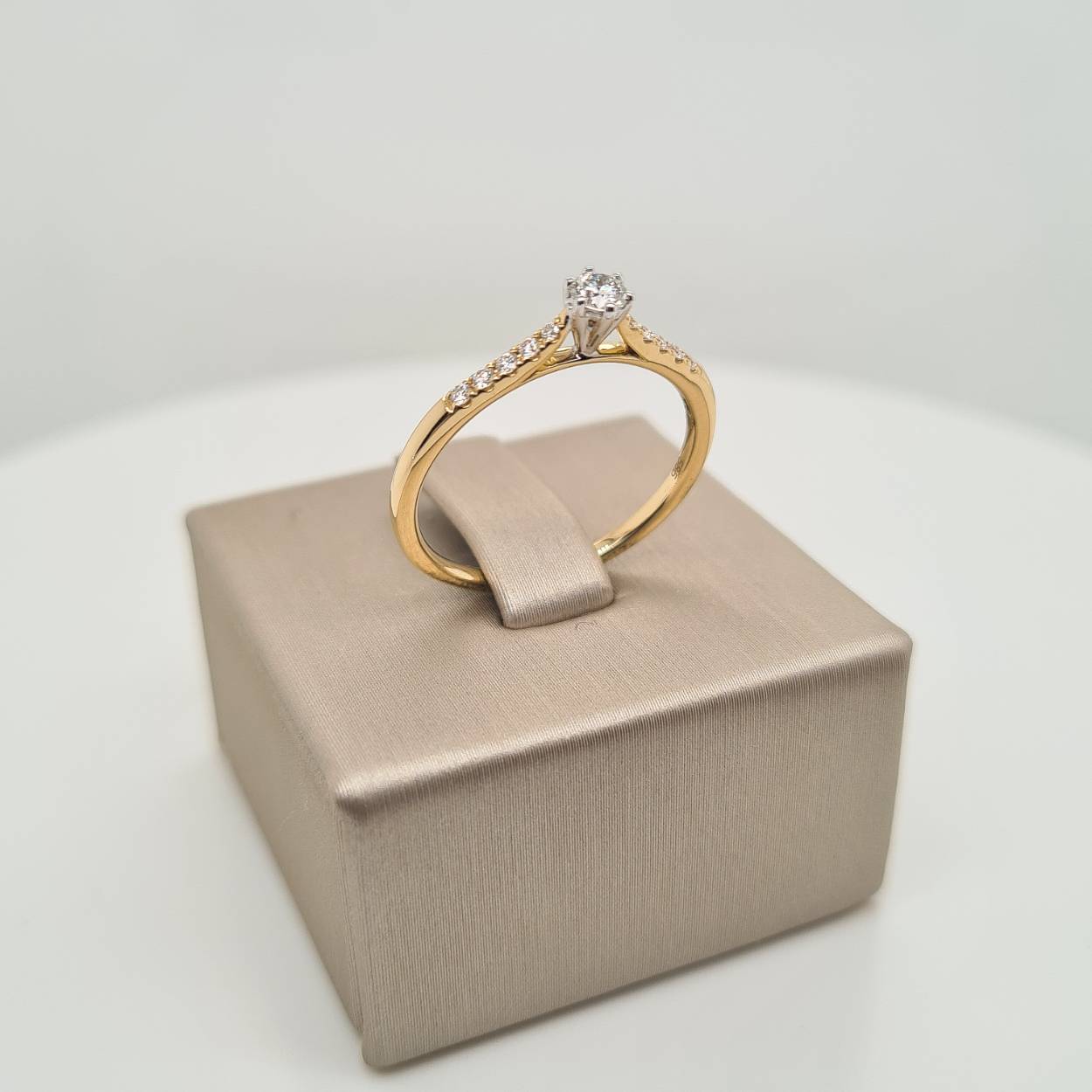Prachtige 14krt witgouden ring met diamanten 11-0,21crt G/Si.

Deze ring is maat 54 (17.25), heeft u interesse in een andere maat? Neem dan contact met ons op.