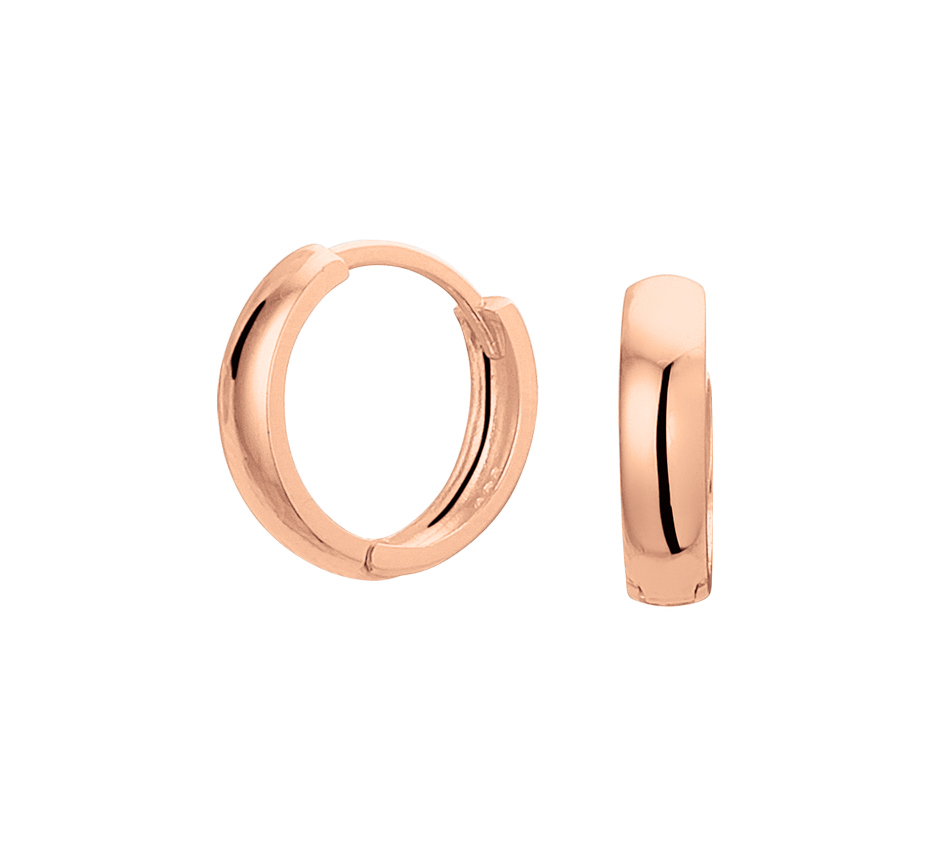 Klassieke rosegouden klap oorbellen met een afmeting van 12x3.2mm uitgevoerd met een stevige scharnier sluiting. Door het simplistische design zijn deze klapcreolen perfect te combineren met andere sieraden uit onze collectie of vanuit je eigen sieraden stash.