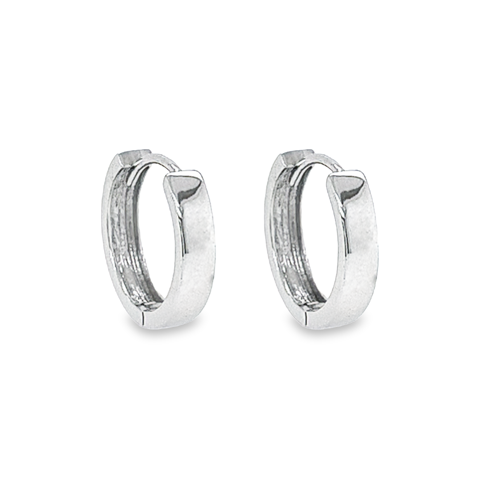 Deze 14-karaats witgouden klapoorringen zijn volledig glad gepolijst en zijn hiermee een echte klassieker onder de sieraden. Deze oorringen zijn perfect voor liefhebbers van witgoud.