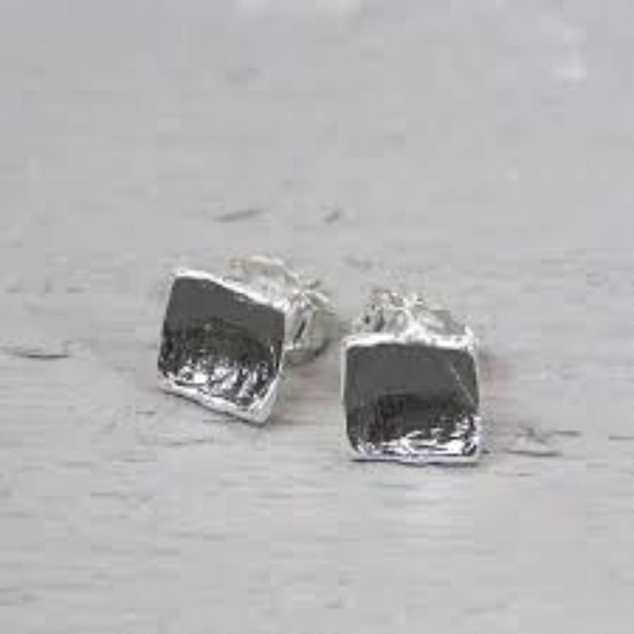 Deze zilveren geoxideerde oorknoppen zijn gemaakt van 925 zilver 