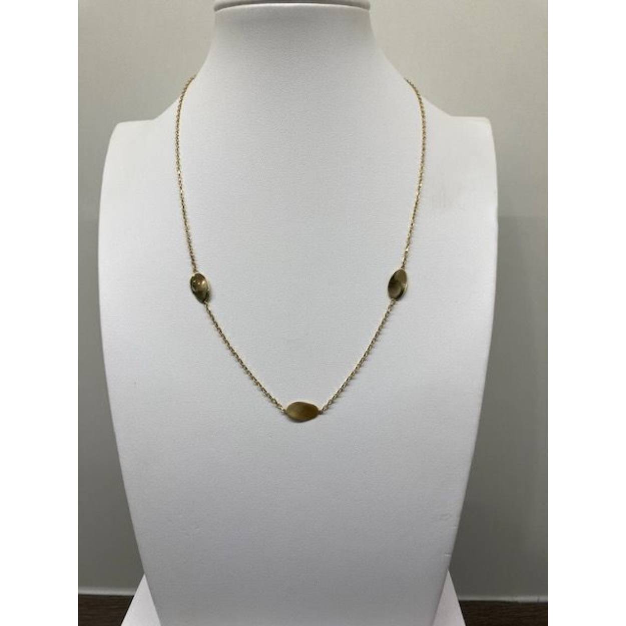 Gouden fantasie collier met ovale tussenstukjes. 