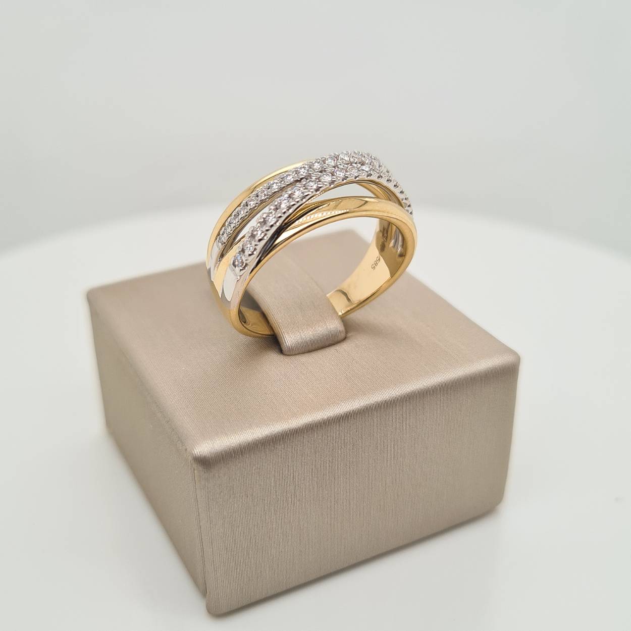 Prachtige 14krt gouden ring met diamanten 0,31crt H Si.

Deze ring is maat 55 (17,5), heeft u interesse in een andere maat? Neem dan contact met ons op.