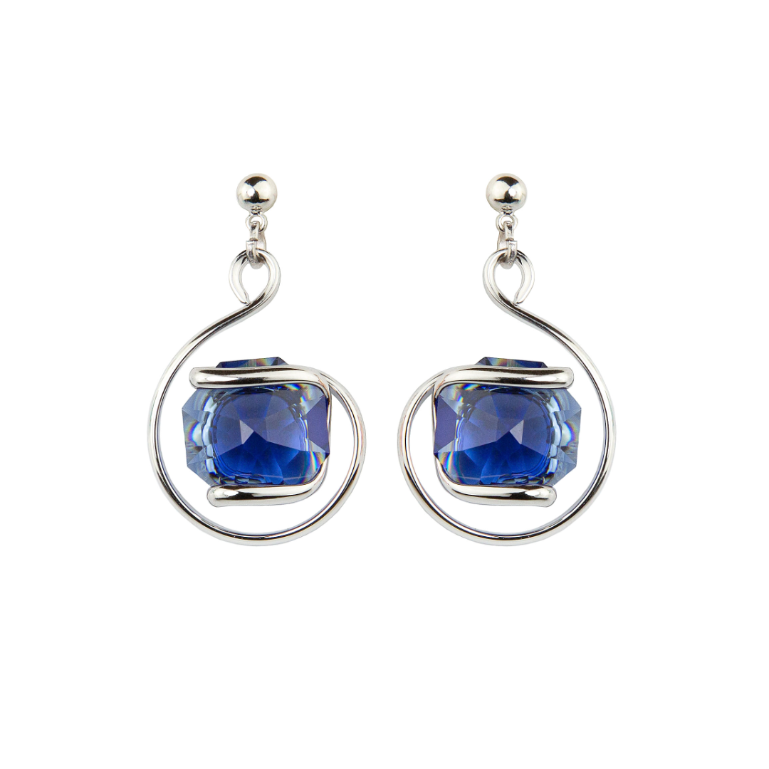 De sieraden van Andrea Marazzini worden ontworpen en handgemaakt in Italië. De oorhangers zijn gemaakt van wit gerhodineerd metaal in combinatie met een donker blauwe kristal van hoge kwaliteit. Het materiaal is hypoallergeen en nikkelvrij. Ieder Andrea Marazzini sieraad is uniek en een schoonheid voor het oog. 