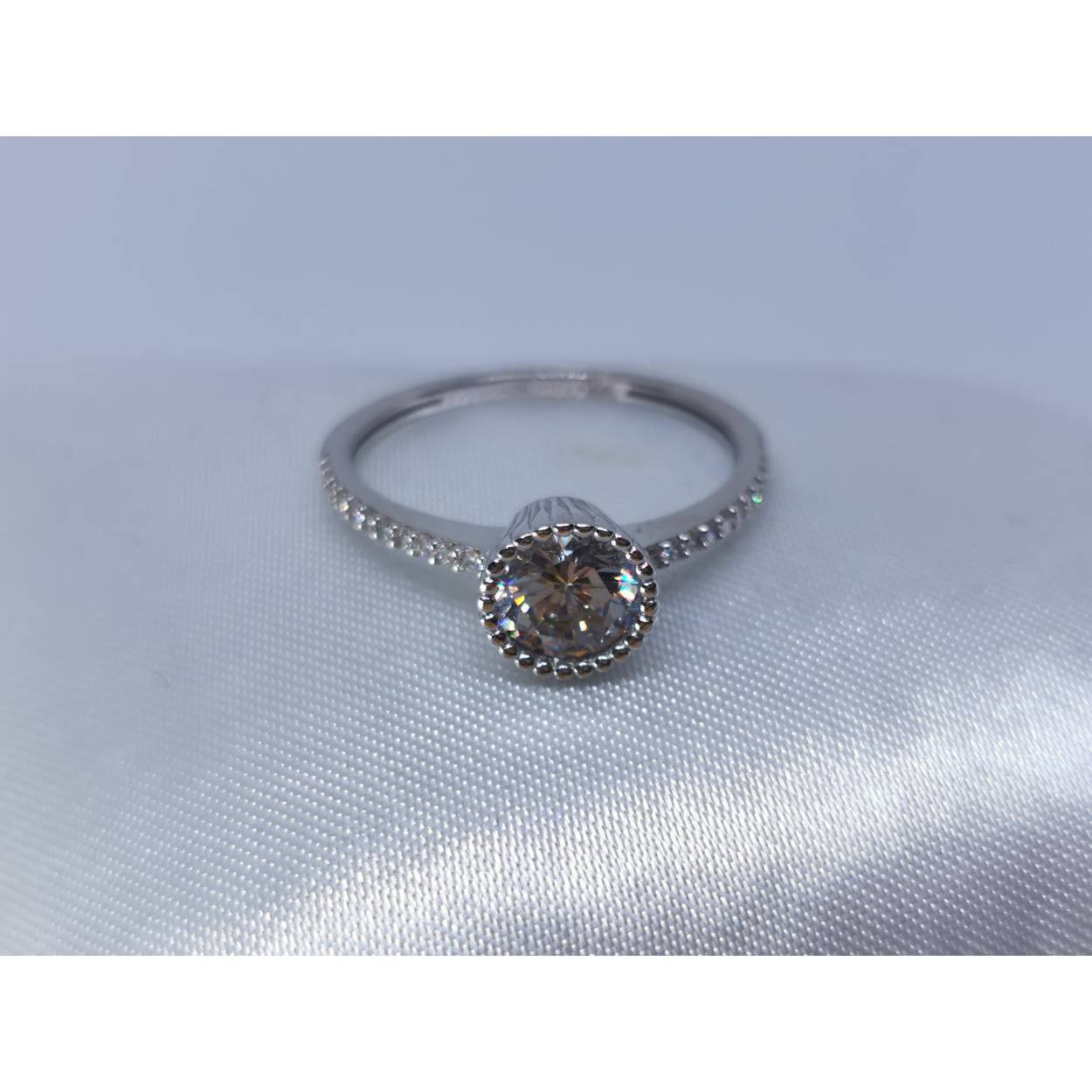 14 karaat wit gouden solitaire ring met briljant geslepen centersteen zirkonia. En op de rug briljant geslepen zirkonia.