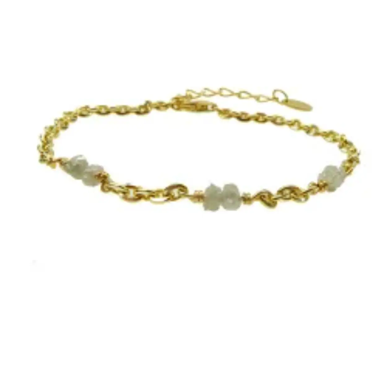 Armband en ketting in verguld sterling zilver en 3x2 grijze ruwe diamanten.

De armband is met 4cm verlengkettinkje en de ketting met 8cm verlengkettinkje.

De ketting is aan alle kanten gediamanteerd / gefacetteerd, daarom veel glanzender / glinsterender dan gewone ankerkettingen - zeer spannende look