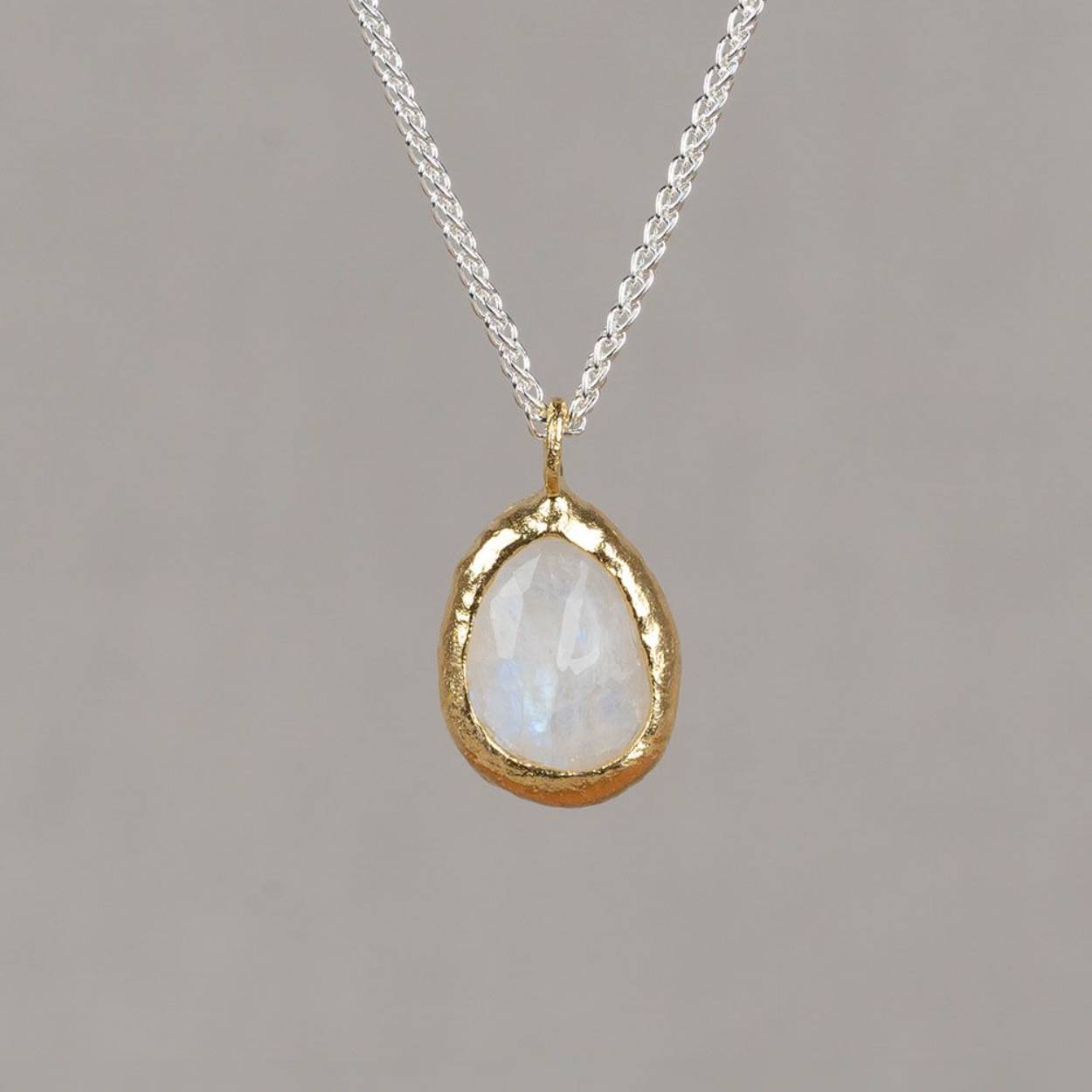 Collier gemaakt van 925 sterling zilver met daaraan een vergulde hanger met de edelsteen Regenboog Maansteen. Combineer met de bijpassende oorbellen voor een complete look!