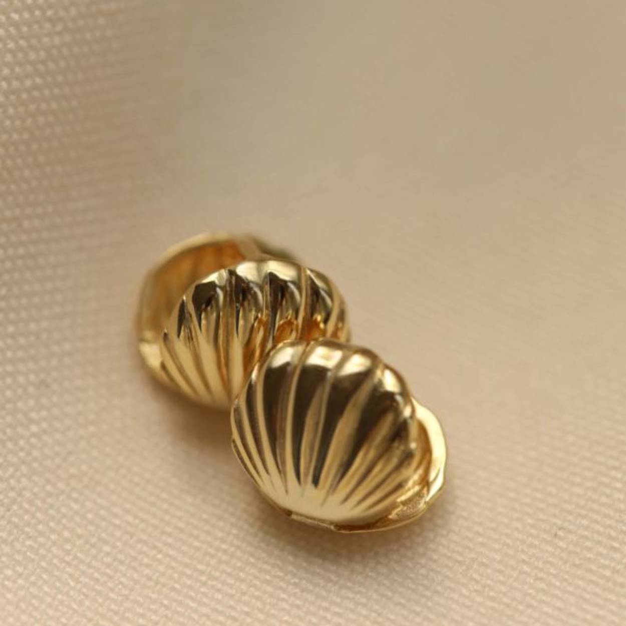 Karma oorringen hinged hoops SEA in zilver verguld