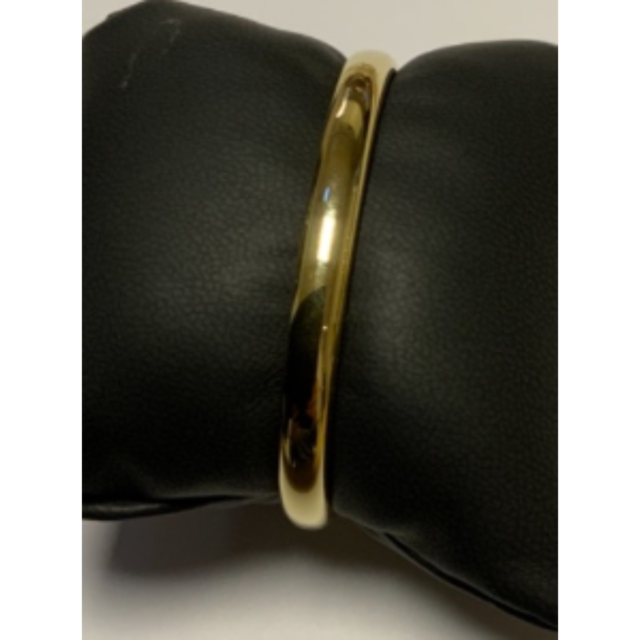 Goud bangle armband glad, bol met scharnier.
Doorsnede; 61 mm
Breedte; 7 mm