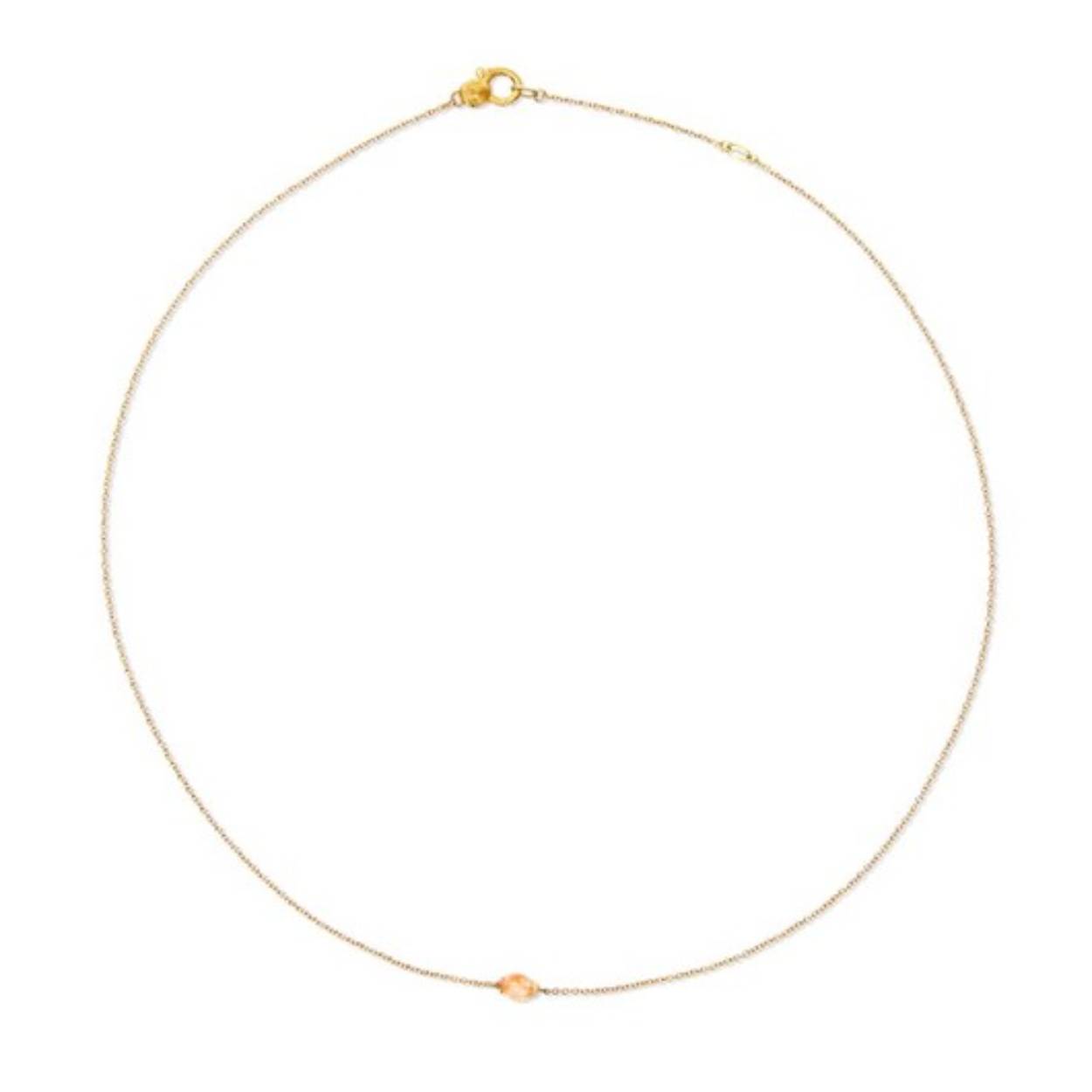 Uit de Terre Lontane-collectie, een delicate 18-karaats gouden ketting versierd met een oranje aventurijnbolletje. Met de gouden ring kunt u de grootte van het juweel aanpassen, waardoor het naar uw smaak meer of minder hoog gesloten kan worden.
