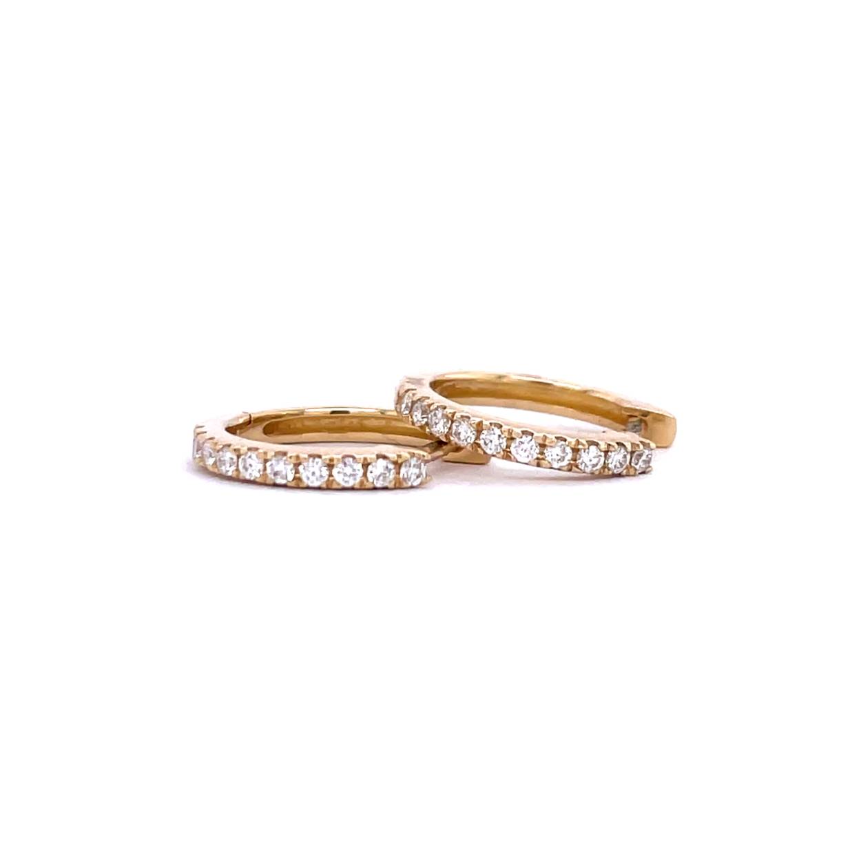14 karaat geelgouden creolen met diamant. 0,12ct H/SI.
Diameter binnenmaat 9,5mm.
Diameter buitenmaat 12,5mm