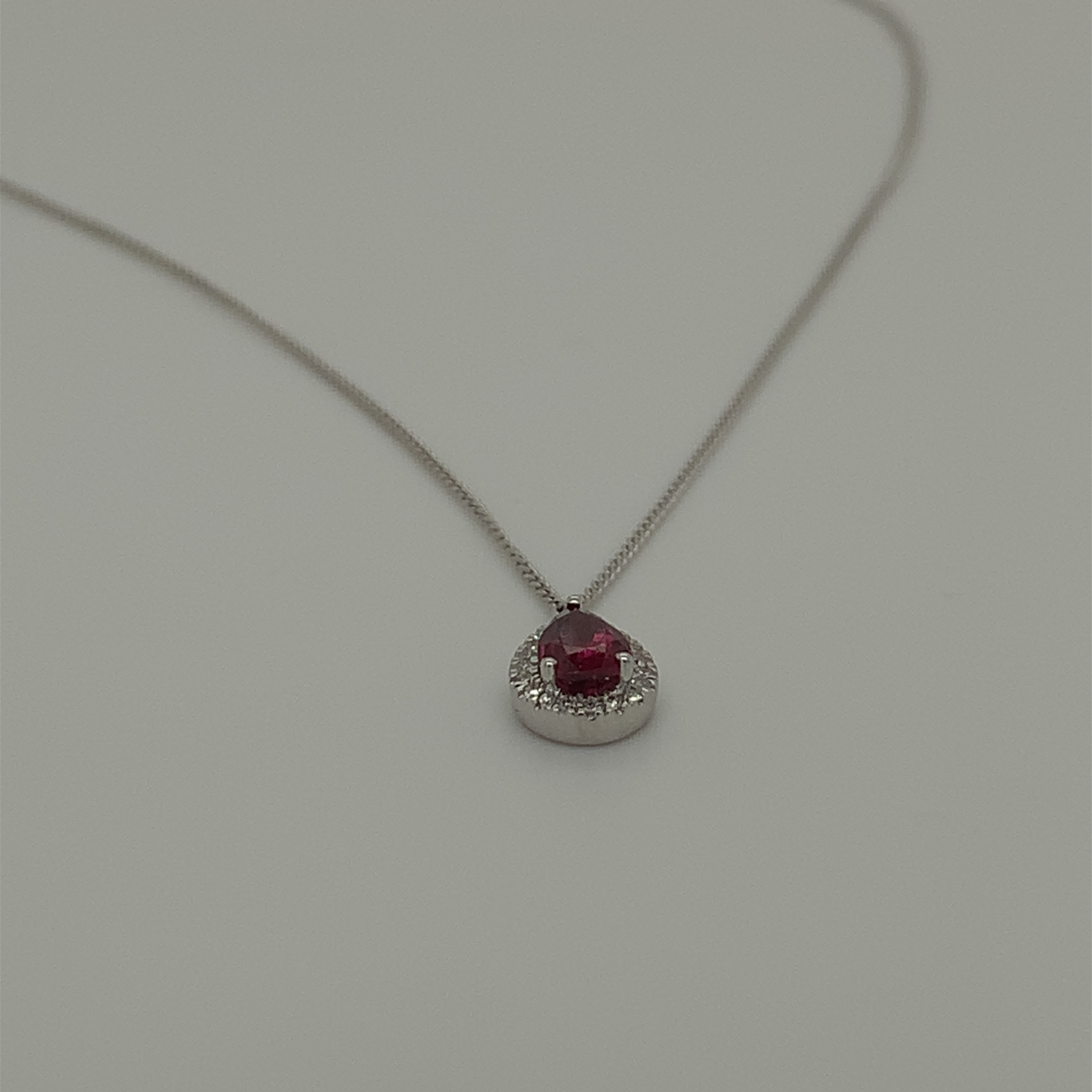 Gouden collier met rhodoniet en briljant 20-0.05/0.37crt onderdeel van een prachtige set